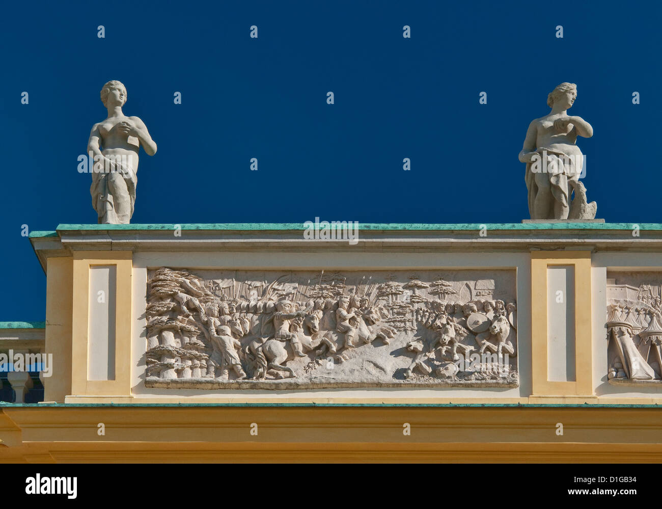 Battaglia di Vienna (1683) bassorilievo scene, statue di antiche dee in soffitta sull'alcova tower, Wilanów Palace, Varsavia, Polonia Foto Stock