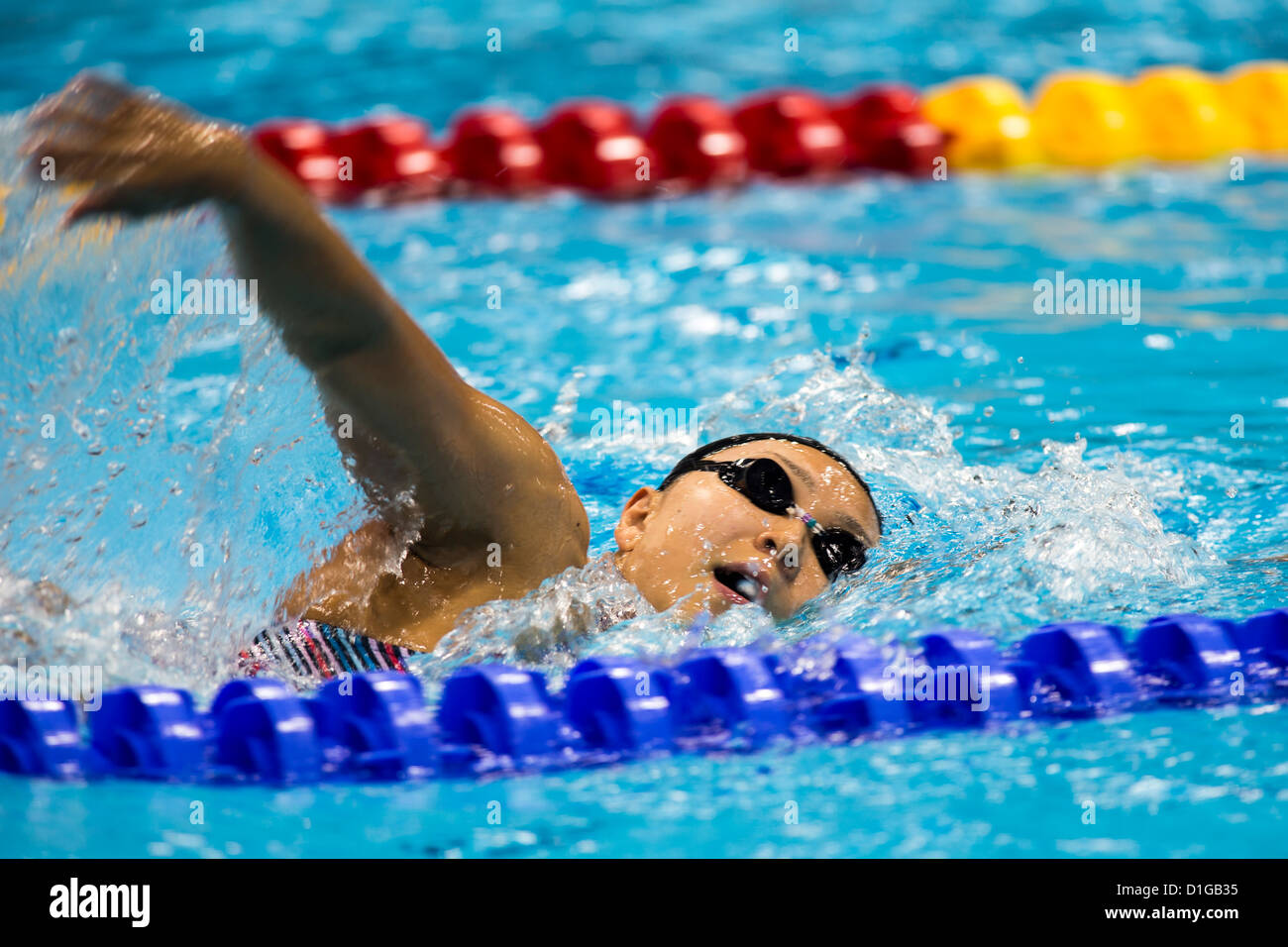 Nuotatore femminile in azione di freestyle. Foto Stock
