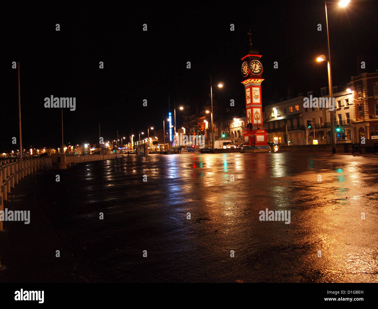 Weymouth a Dorset Regno Unito, Inghilterra, città di Seaside di notte dopo pioggia docce Foto Stock