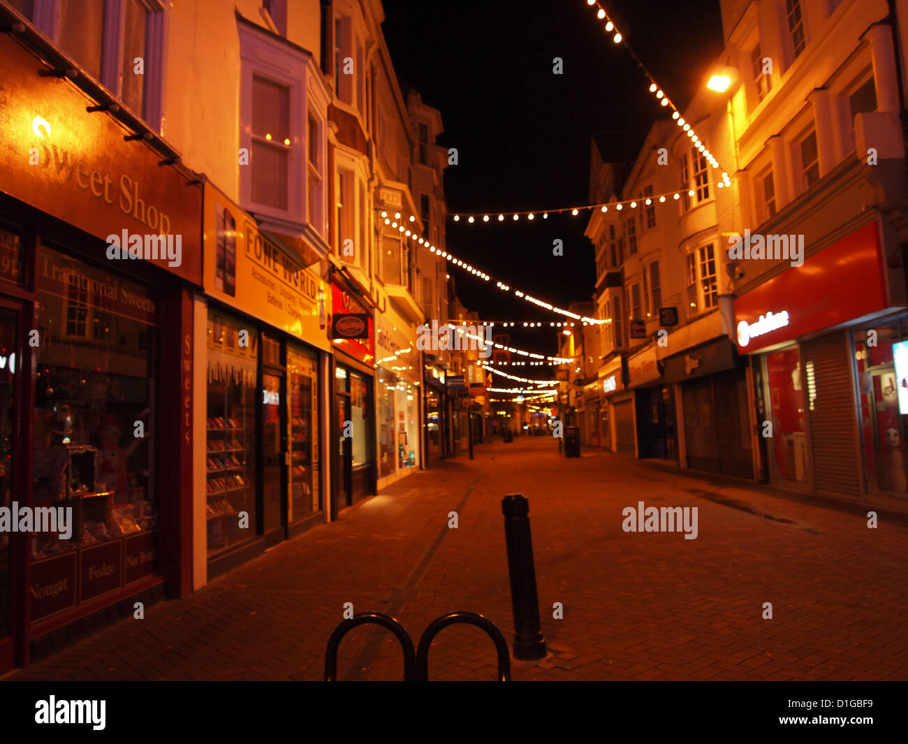 Weymouth a Dorset Regno Unito, Inghilterra, città di Seaside di notte dopo pioggia docce Foto Stock