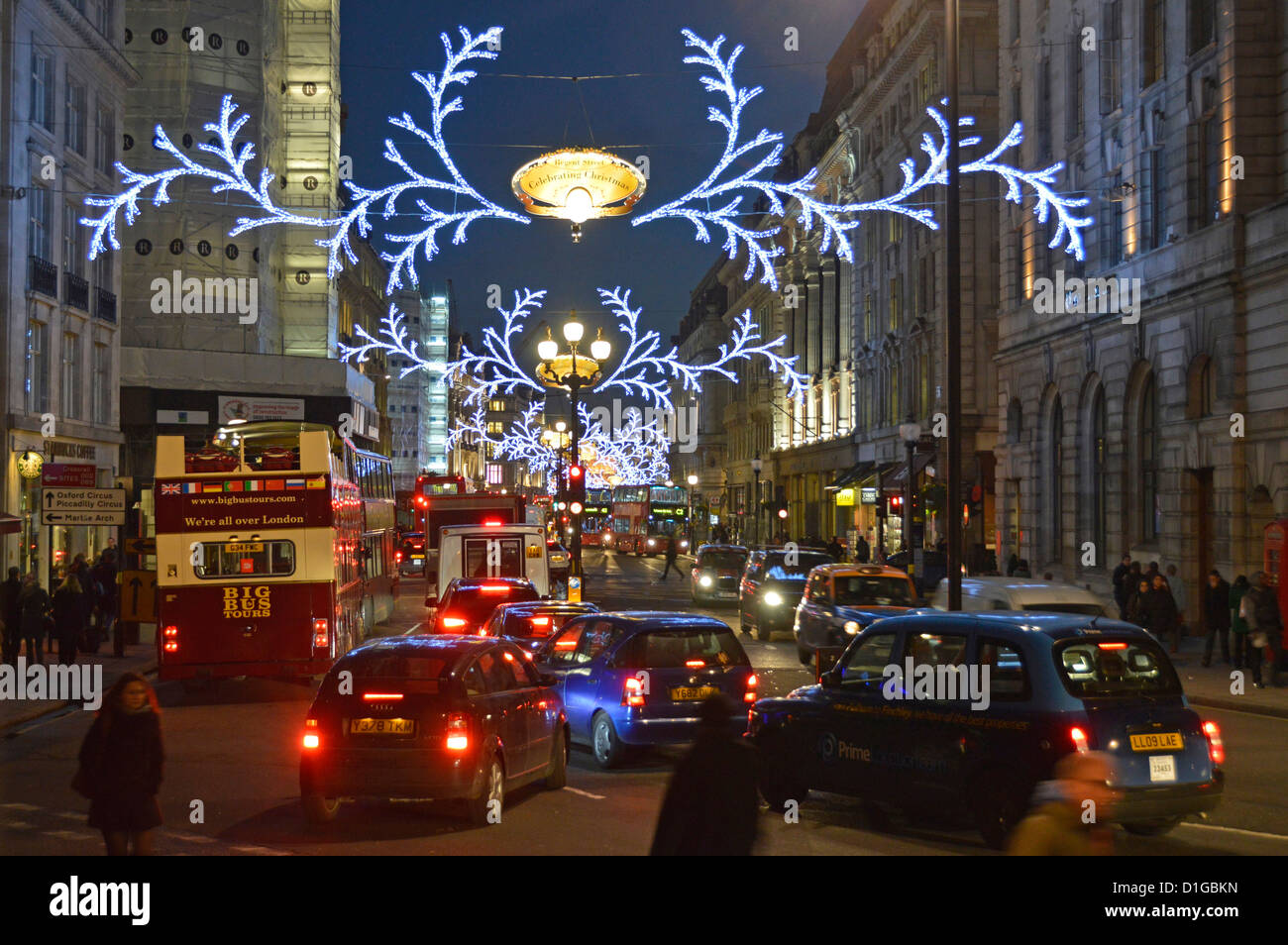 Luci di Natale in Regent Street e il traffico in coda crepuscolo vista a Londra Inghilterra Regno Unito Foto Stock