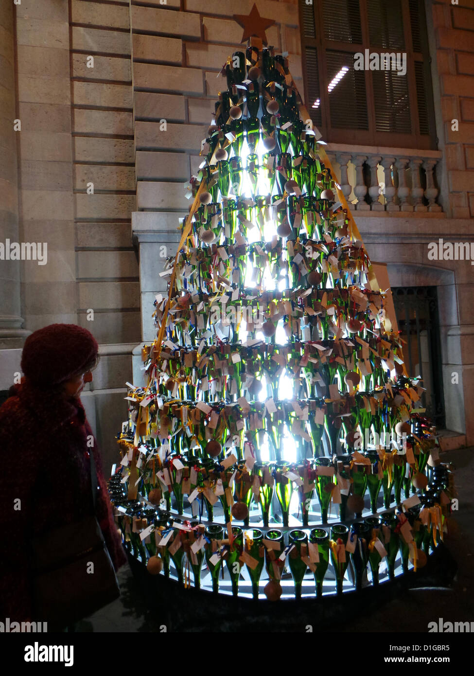Giovedì 20 dicembre, 2012. Albero di Natale fatto con le bottiglie di  champagne e il sughero per la porta del Palau Robert di Barcellona. Esso è  chiamato il Wishing Tree e lasciare