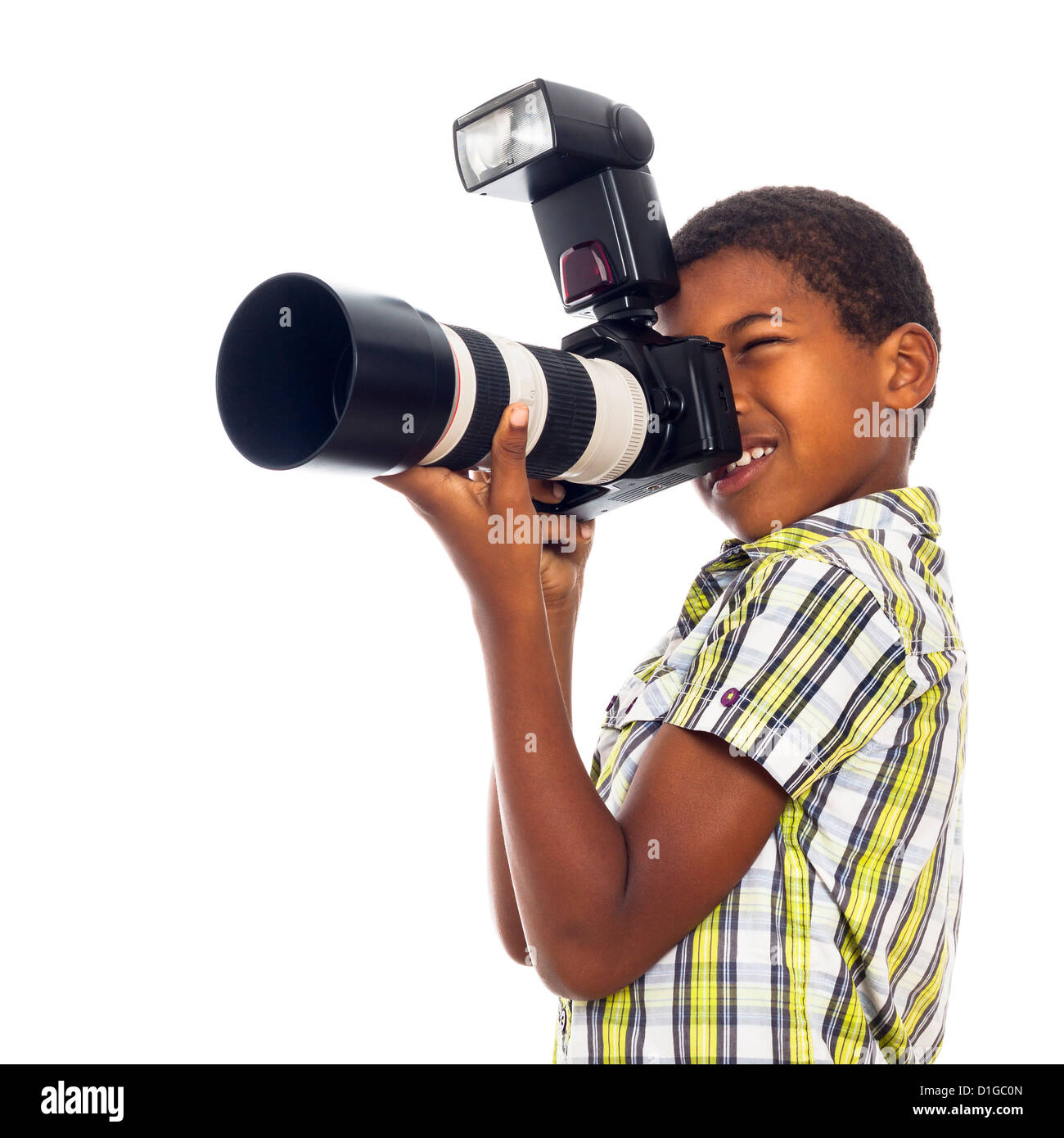 Bambino ragazzo scuola di scattare foto con la videocamera professionale, isolato su sfondo bianco. Foto Stock