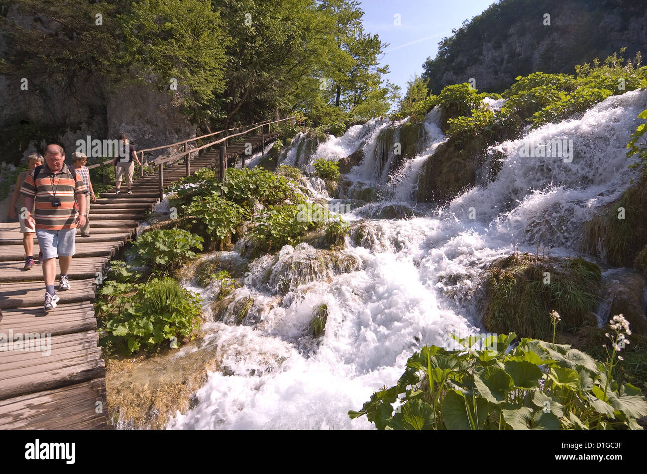 Elk192-1825 Croazia, il Parco Nazionale dei Laghi di Plitvice, abbassare i laghi, le cascate con gli escursionisti Foto Stock
