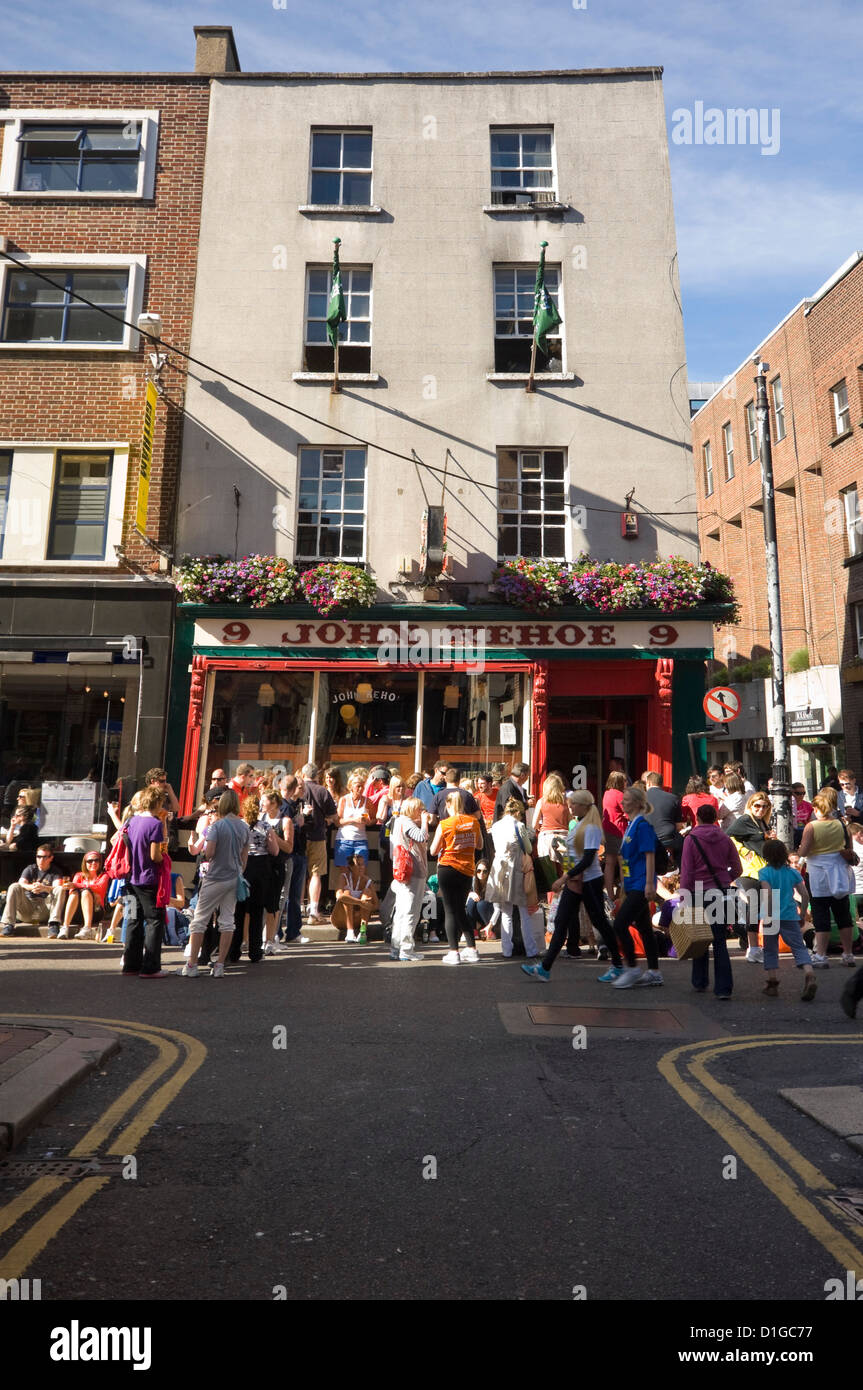 Vista verticale della folla di gente gustando un drink al di fuori del John Kehoe pub di Dublino. Foto Stock