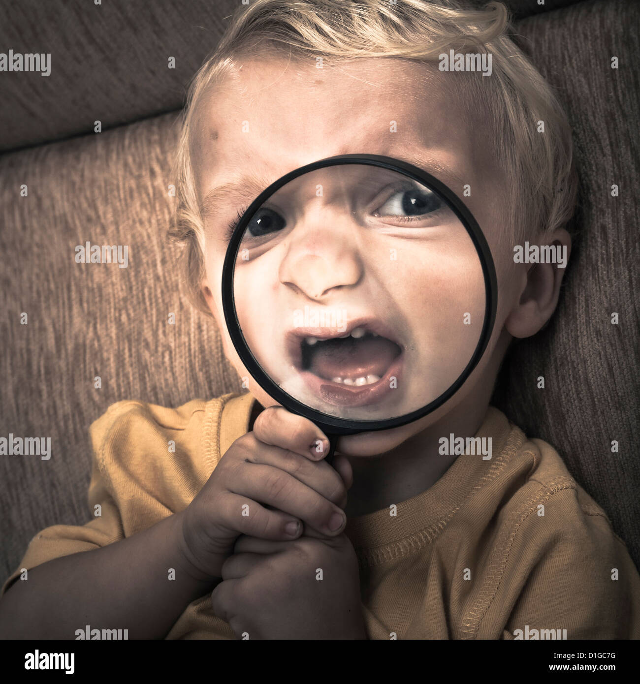 Close up di orrore spaventoso bambino faccia del ragazzo. Foto Stock