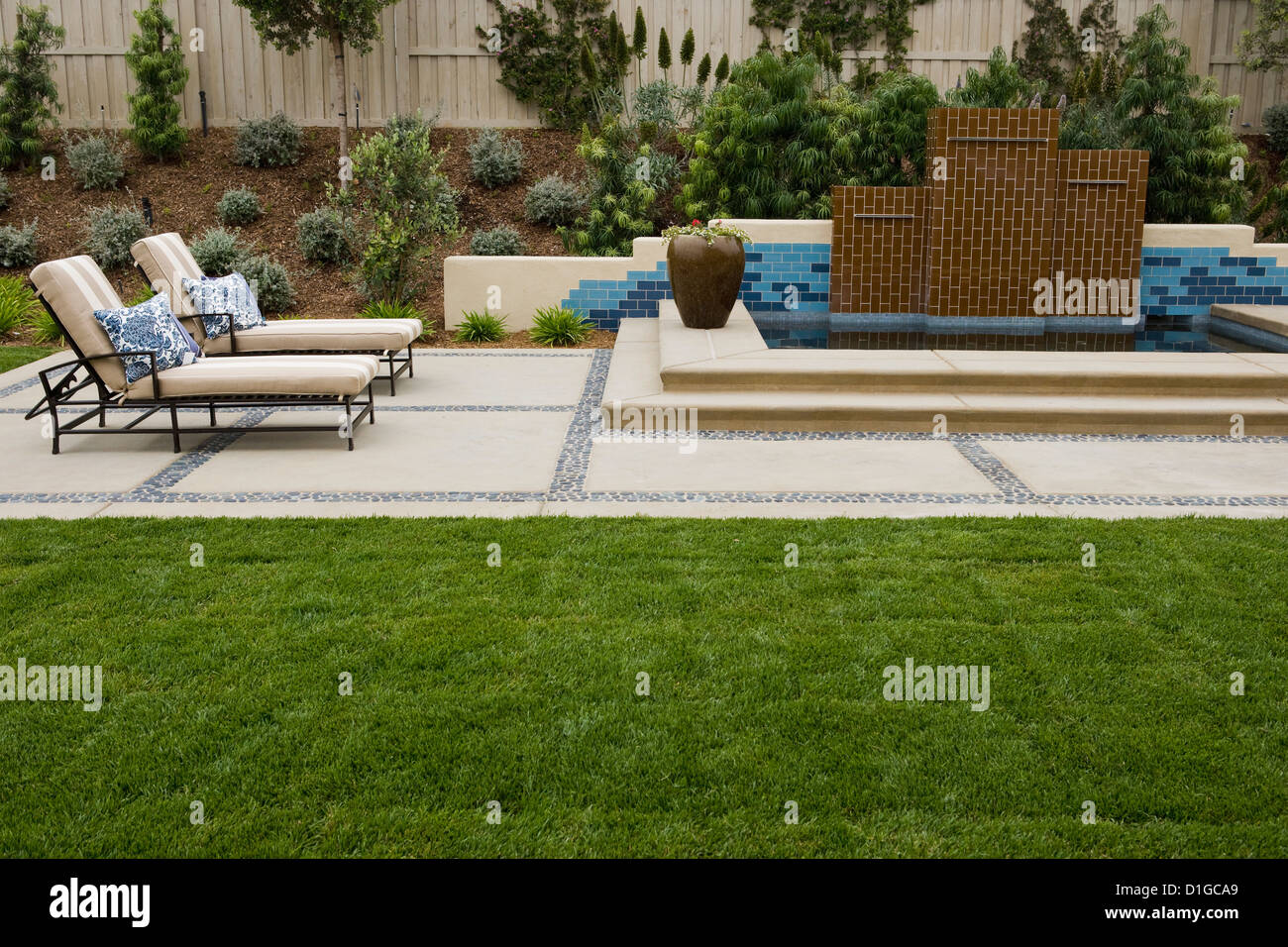 Retro di un patio con fontana contemporanea; San Diego, California, Stati Uniti d'America Foto Stock