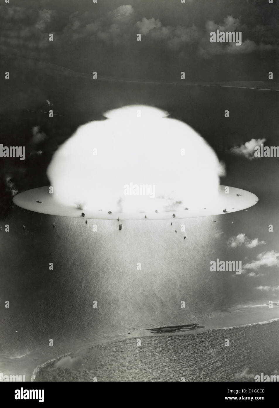 Antenna della nube a fungo e navi dopo l esplosione durante il funzionamento crocevia di armi nucleari a prova di Bikini Atoll nel luglio 1946. Foto Stock