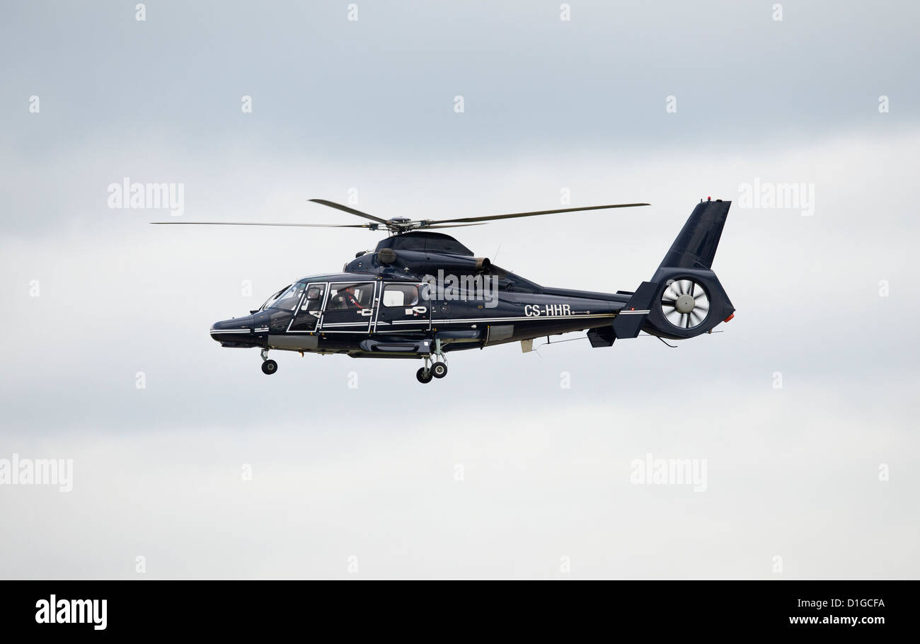 Un Agusta Westland elicottero vola durante un display all'Airshow di Farnborough 2012 Foto Stock
