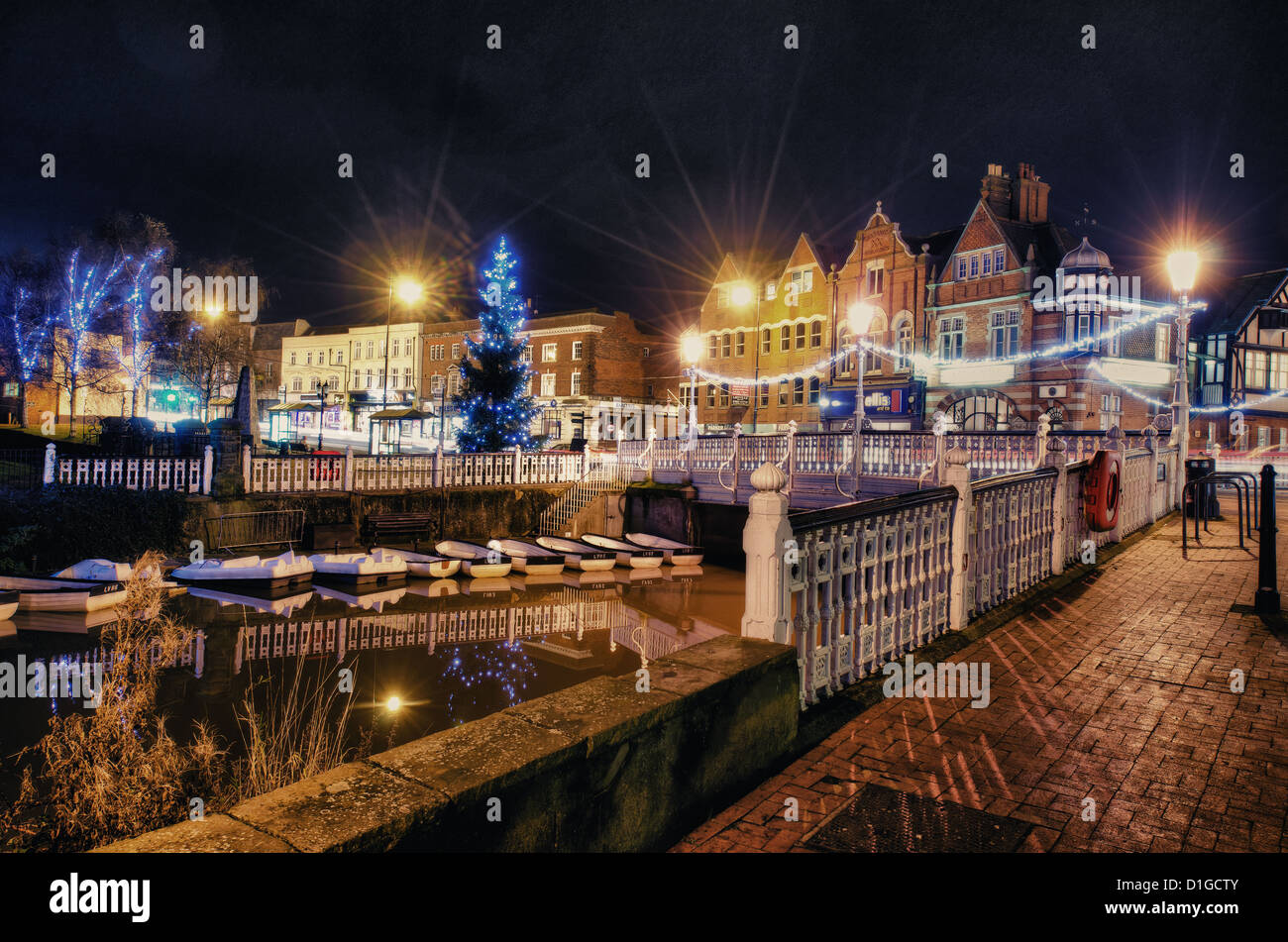 Fiume Medway a Tonbridge con festosa decorazioni stagionali luci e riflessioni del tempo di Natale dal ponte principale Foto Stock