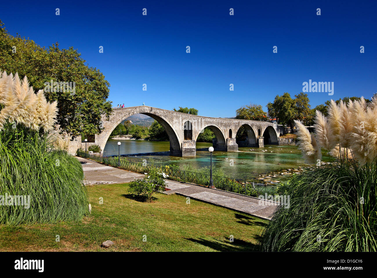 La leggendaria pietra vecchio ponte arcuato di Arta, attraversando il fiume Arachtos. Epiro e Grecia Foto Stock