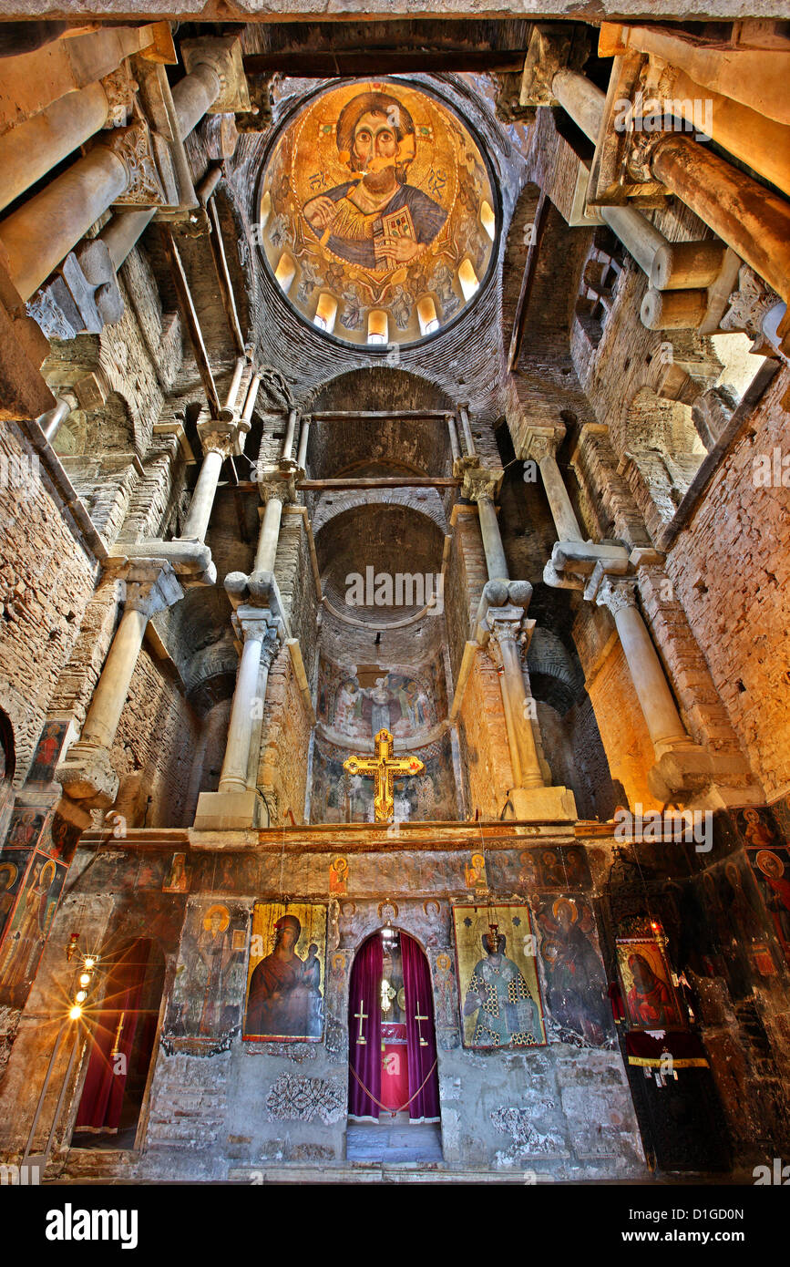 Vista interna della chiesa bizantina di Panagia Parigoritissa (XIII secolo), Arta, Epiro, Grecia. Foto Stock