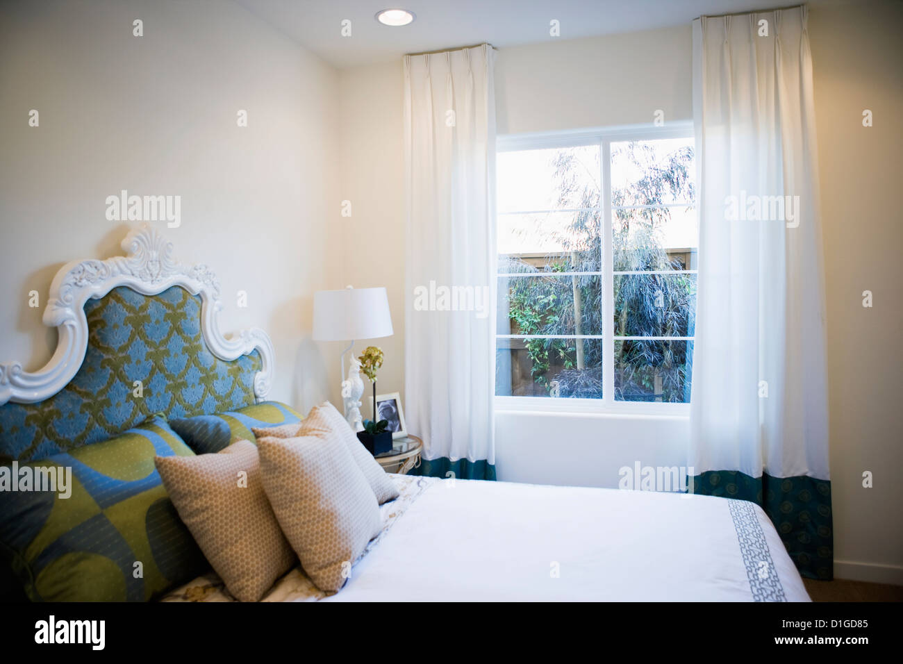 Testiera decorativo in camera da letto in stile contemporaneo; San Diego, California, Stati Uniti d'America Foto Stock