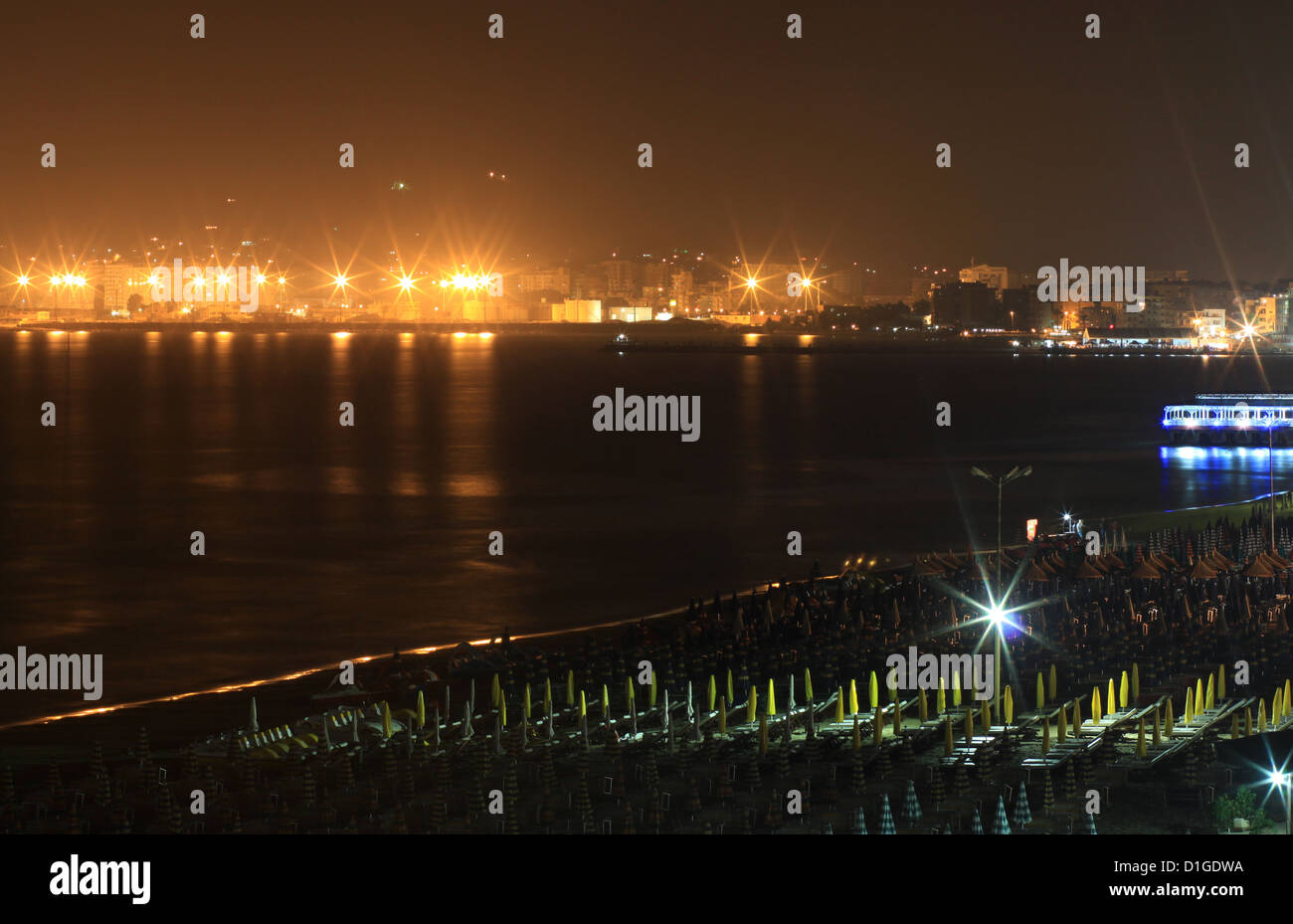 La spiaggia di albanesi del turismo della città di Durazzo nella bellezza della notte. Foto Stock