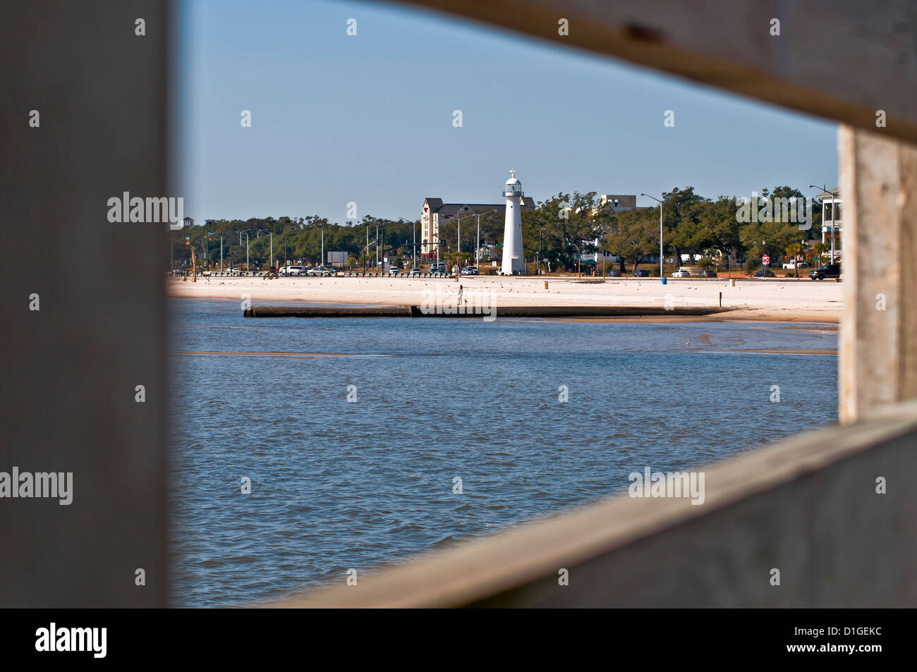 Costa con Biloxi Lighthouse, vista dalla passerella in legno, Mississippi , STATI UNITI Foto Stock