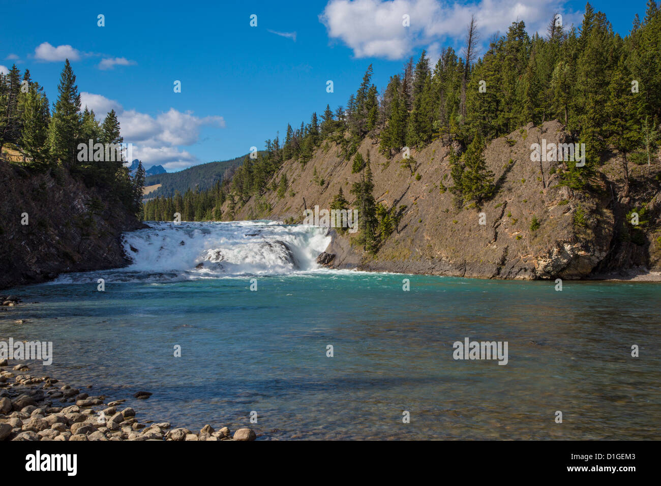 Il Fiume Bow cascate nella città di Banff nel Parco Nazionale di Banff nelle Montagne Rocciose Canadesi in Alberta Canada Foto Stock
