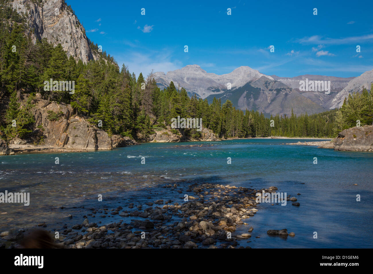 Il Fiume Bow nella città di Banff nel Parco Nazionale di Banff nelle Montagne Rocciose Canadesi in Alberta Canada Foto Stock