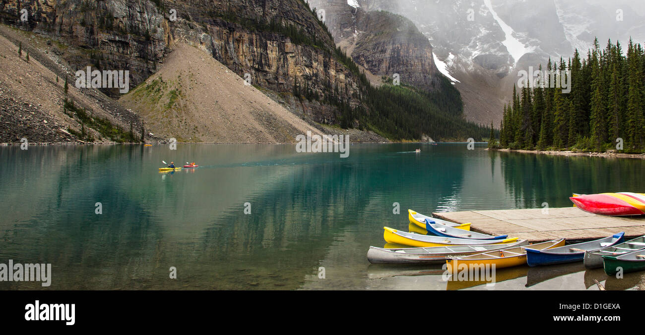 Il Moraine Lake nella Valle dei Dieci Picchi nel Parco Nazionale di Banff nelle Montagne Rocciose Canadesi in Alberta Canada Foto Stock
