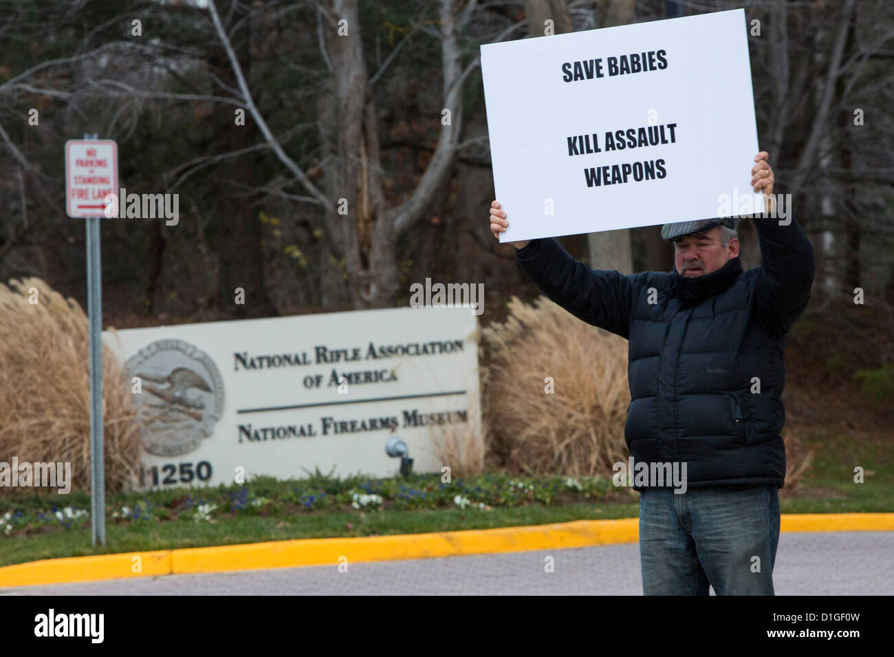 Un protestor al di fuori della sede della National Rifle Association, noto anche come l'ANR. Foto Stock