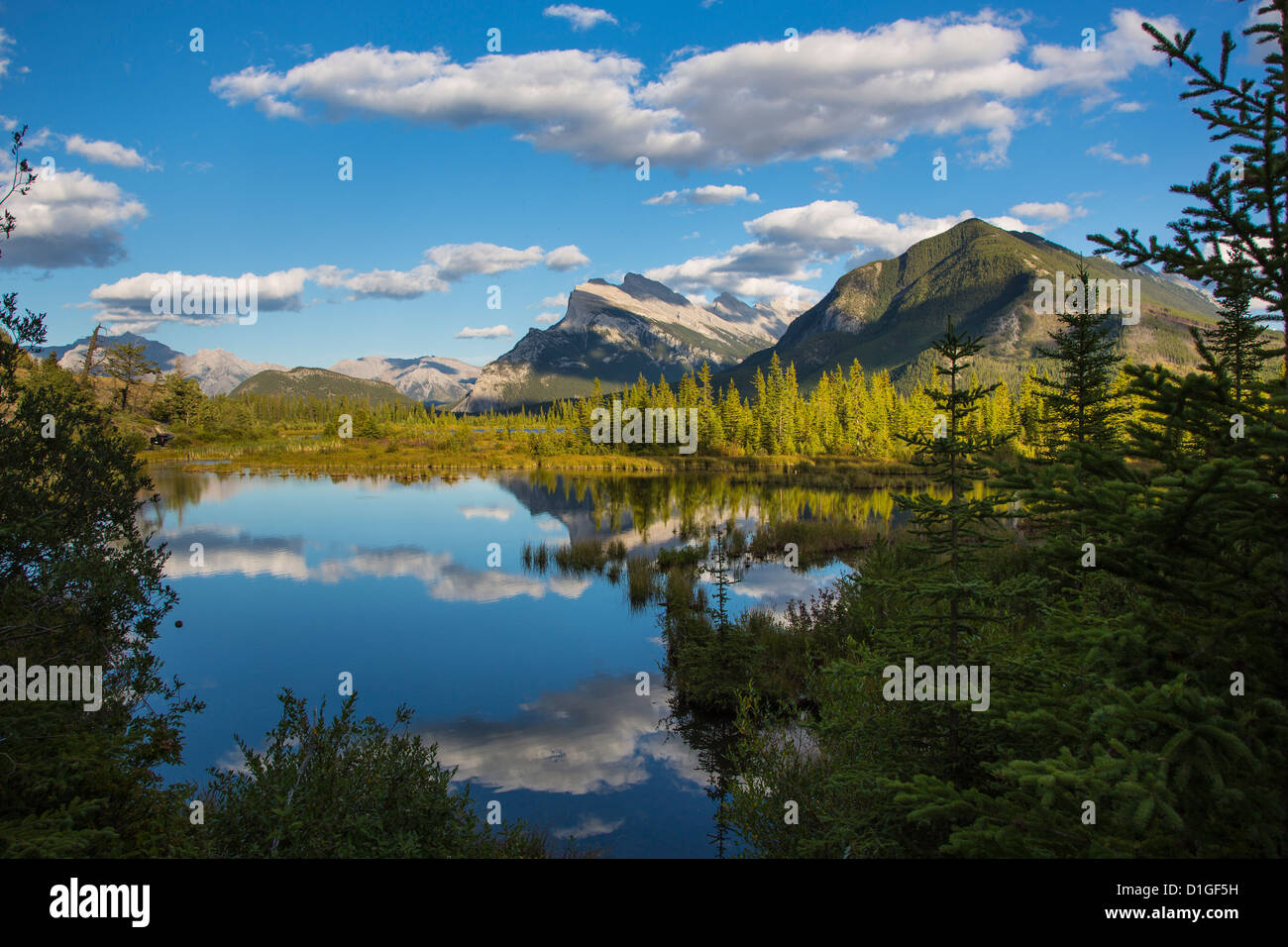 Mount Rundle e Montagna di Zolfo riflettendo in Laghi Vermillion a Banff National Park in Alberta Canada Foto Stock