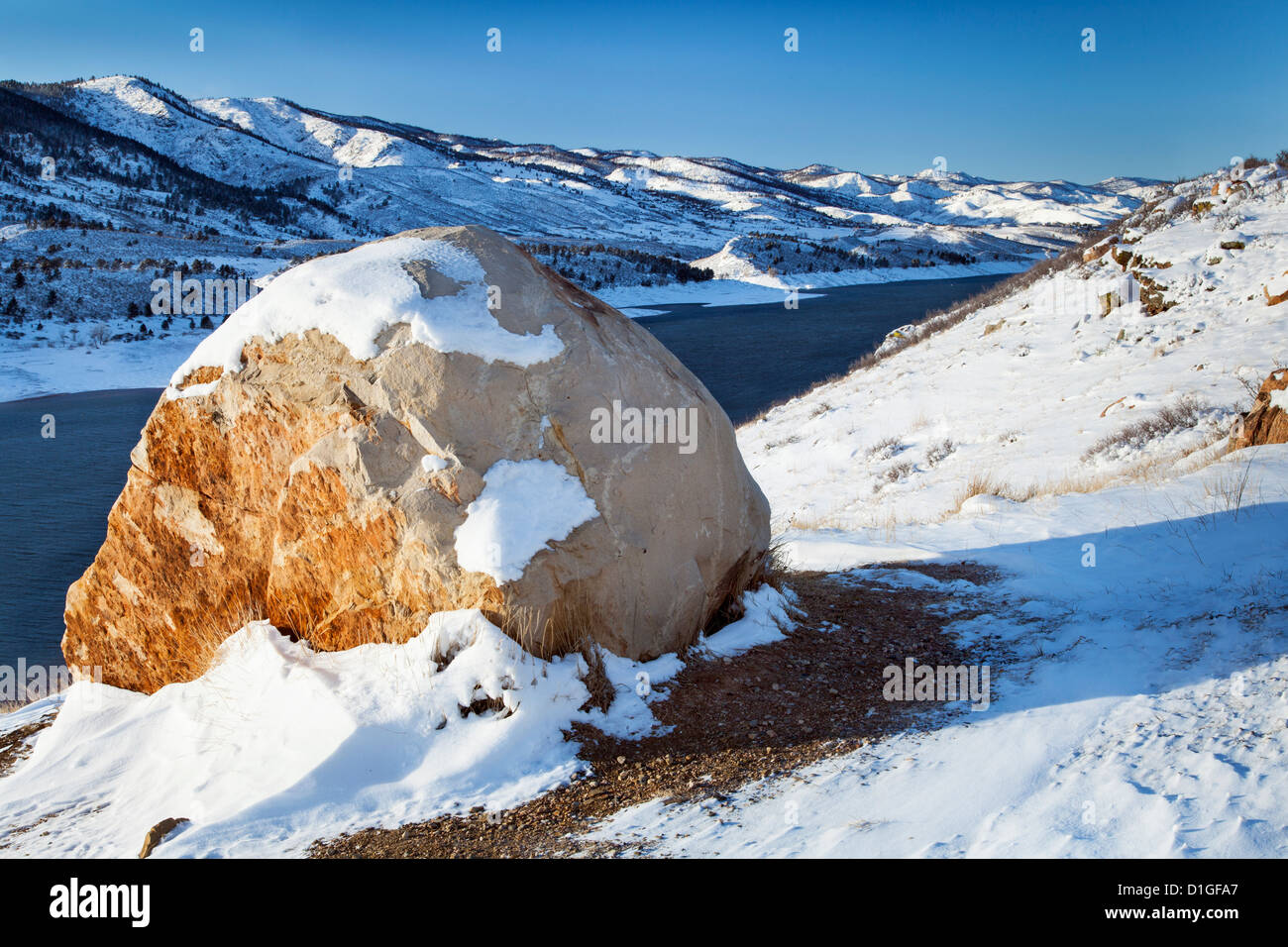 Masso di arenaria e Horsetooth serbatoio vicino Fort Collins, Colorado, paesaggio invernale Foto Stock