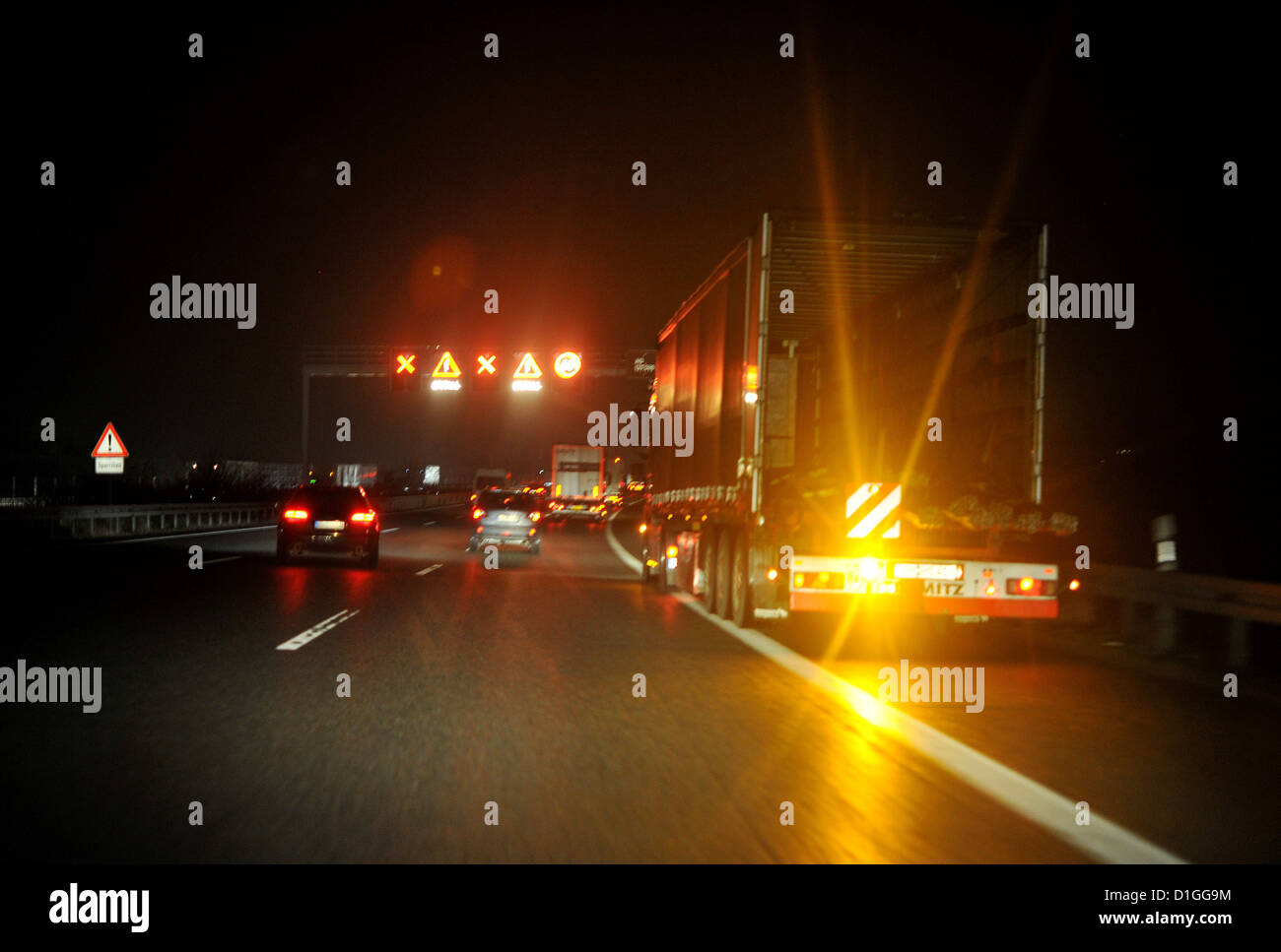 Le automobili sono la guida di notte sulla autostrada tedesca. Foto: Frank può Foto Stock