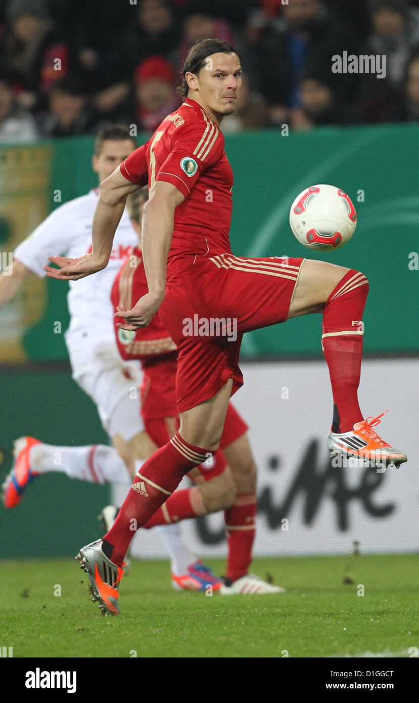 Monaco di Baviera è Daniel Van Buyten riceve la palla durante il turno degli ultimi 16 DFB Cup match tra FC Augsbirg e Bayern Monaco di Baviera a SGL Arena di Augsburg, Germania, 18 dicembre 2012. Foto: Karl-Josef Hildenbrand Foto Stock