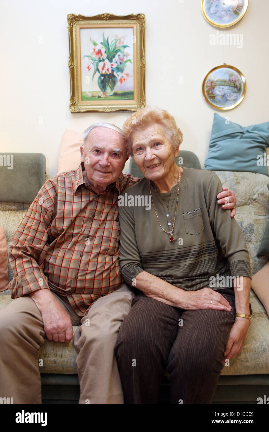 Heinz e Martha Fiedler sedersi nella loro camera dei cittadini anziani' home dell'ASB a Gera, Germania, 19 dicembre 2012. La coppia di coniugi di età compresa tra 91 e 93 celebrerà il raro platinum anniversario di matrimonio il 23 dicembre 2012. Si sono sposati in Zwickau 70 anni fa il 23 dicembre 1942. Foto: Bodo Schackow Foto Stock