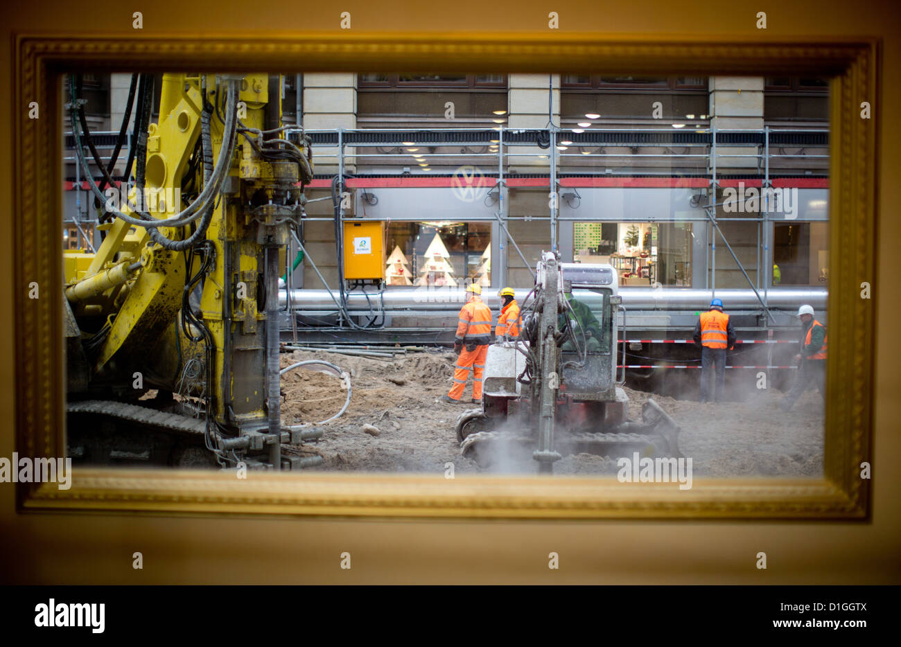 Il cantiere per la costruzione delle linee metropolitane U5 e U6 è visto dietro la cornice di una foto di Berlino, Germania, 20 dicembre 2012. La parte inferiore della Friedrichstrasse hanno dovuto essere chiuse a causa dei lavori di costruzione. Foto: Kay Nietfeld Foto Stock