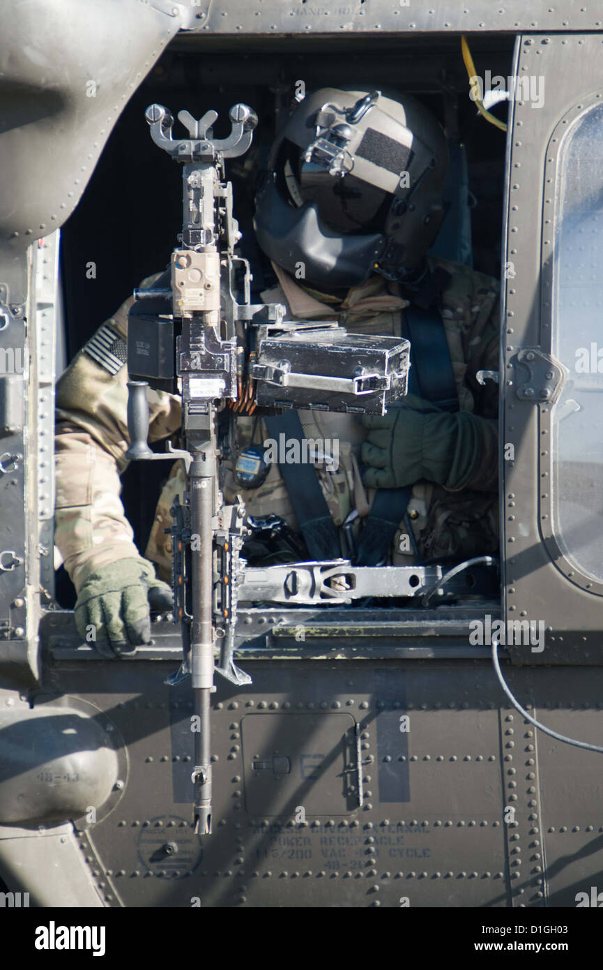 Un Doorgunner lascia a noi Blackhawk elicottero a Masarè-i-Sharif, Afghanistan, 20 dicembre 2012. Foto: MAURIZIO GAMBARINI Foto Stock