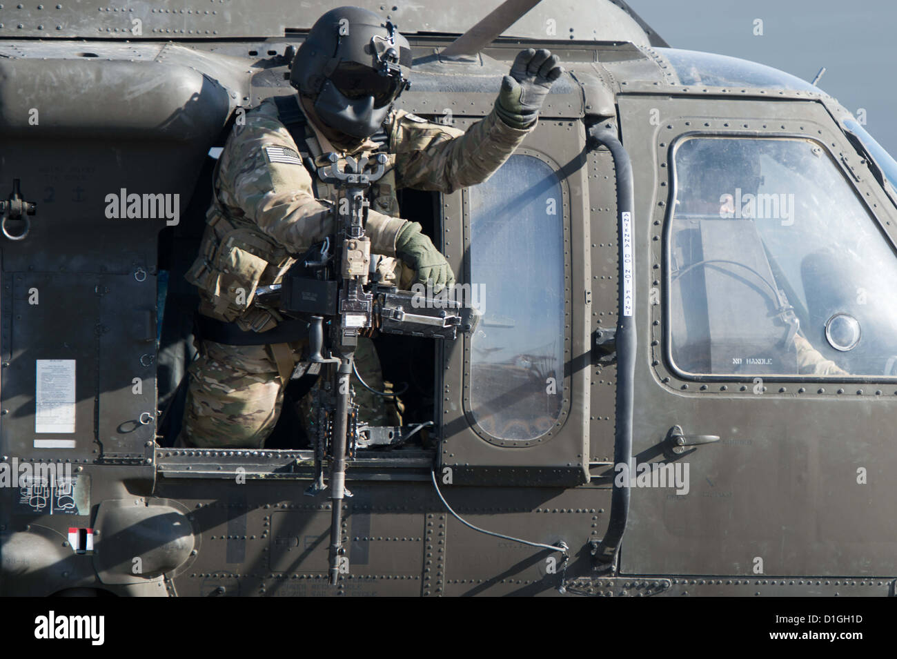 Un Doorgunner lascia a noi Blackhawk elicottero a Masarè-i-Sharif, Afghanistan, 20 dicembre 2012. Foto: MAURIZIO GAMBARINI Foto Stock