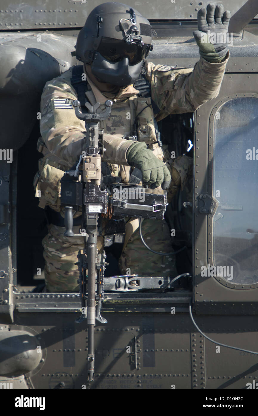 Un Doorgunner lascia a noi Blackhawk elicottero a Masarè-i-Sharif, Afghanistan, 20 dicembre 2012. Foto: MAURIZIO GAMBARINI Foto Stock