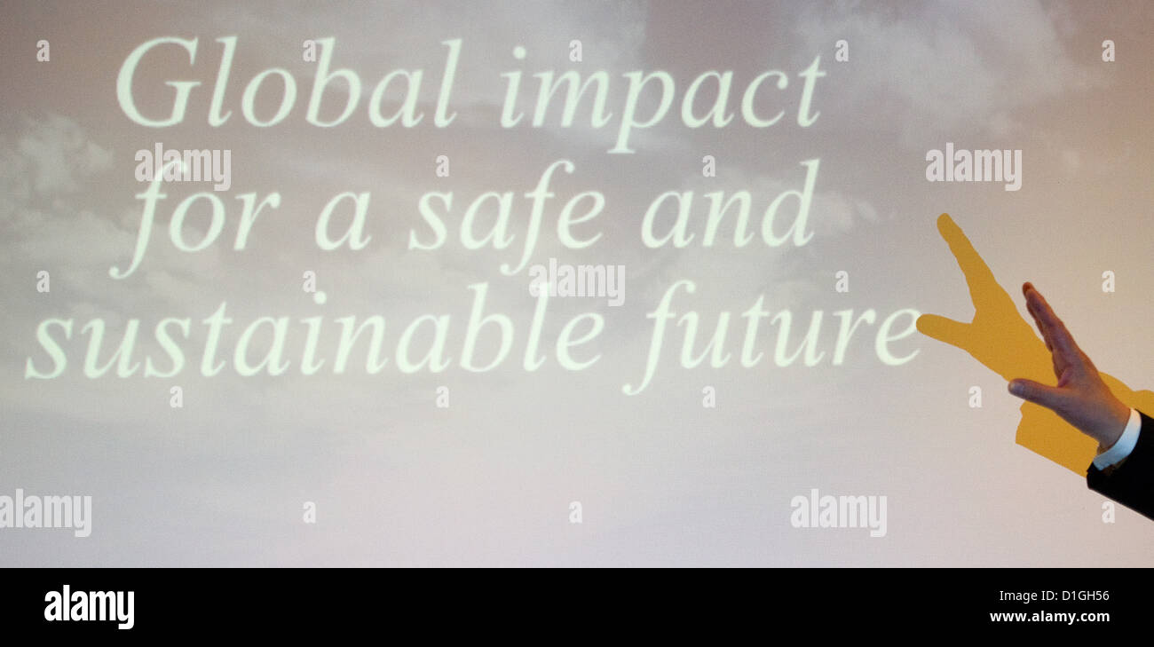 Henrik Madsen, CEO della società norvegese Det Norske Veritas (DNK), di punti in una proiezione video durante una conferenza stampa dal Germanischer Lloyd ad Amburgo, Germania, 20 dicembre 2012. Germanischer Lloyd basato in Hamurg vuole lavorare con la concorrenza norvegese Det Norske Veritas nel futuro. Le principali attività del Germanischer Lloyd è la classificazione e la consultazione tecnica in container. Foto: Axel Heimken Foto Stock