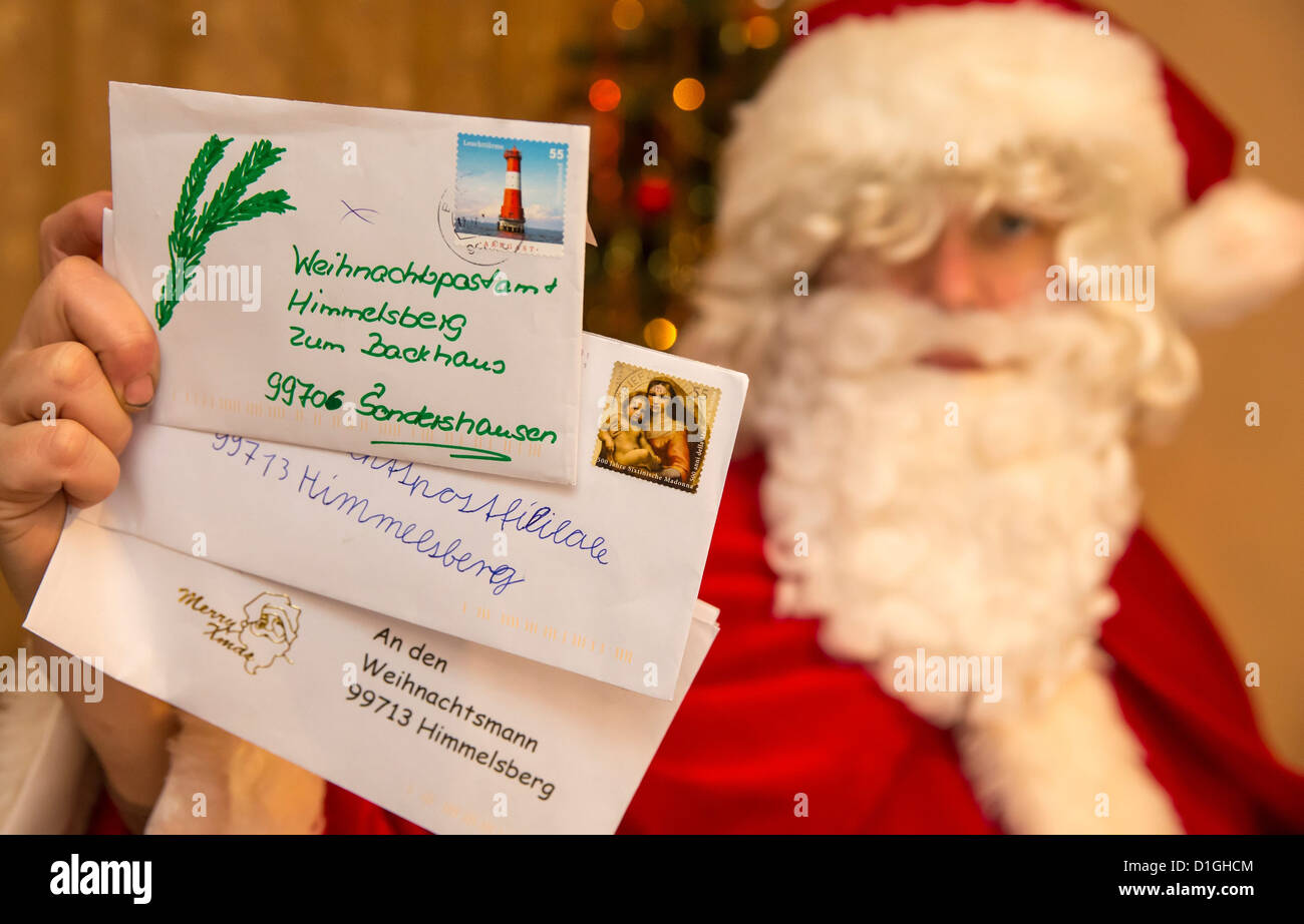 Santa Claus assorts lettere nel Natale post office in Himmelsberg, Germania, 19 dicembre 2012. Ogni anno la Posta risponde alle lettere e in base a quali liste dai bambini durante il periodo di Natale. Foto: MICHAEL REICHEL Foto Stock