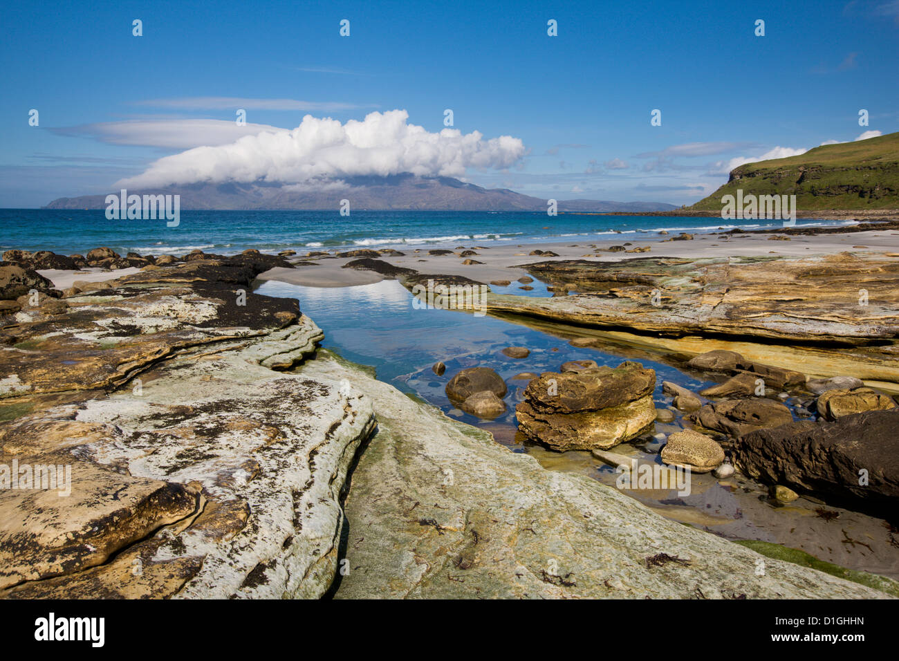 Vista attraverso il suono di rum da il canto Sands, Isola di Eigg, Scotland, Regno Unito, Europa Foto Stock