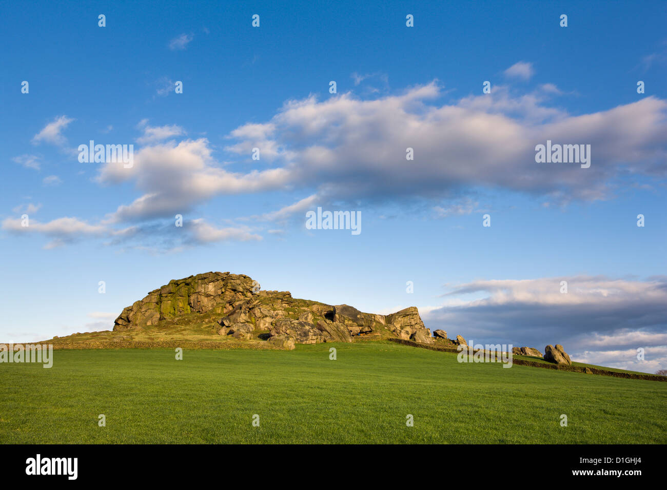 Luce della Sera sulla rupe Almscliff in primavera, North Yorkshire, Yorkshire, Inghilterra, Regno Unito, Europa Foto Stock