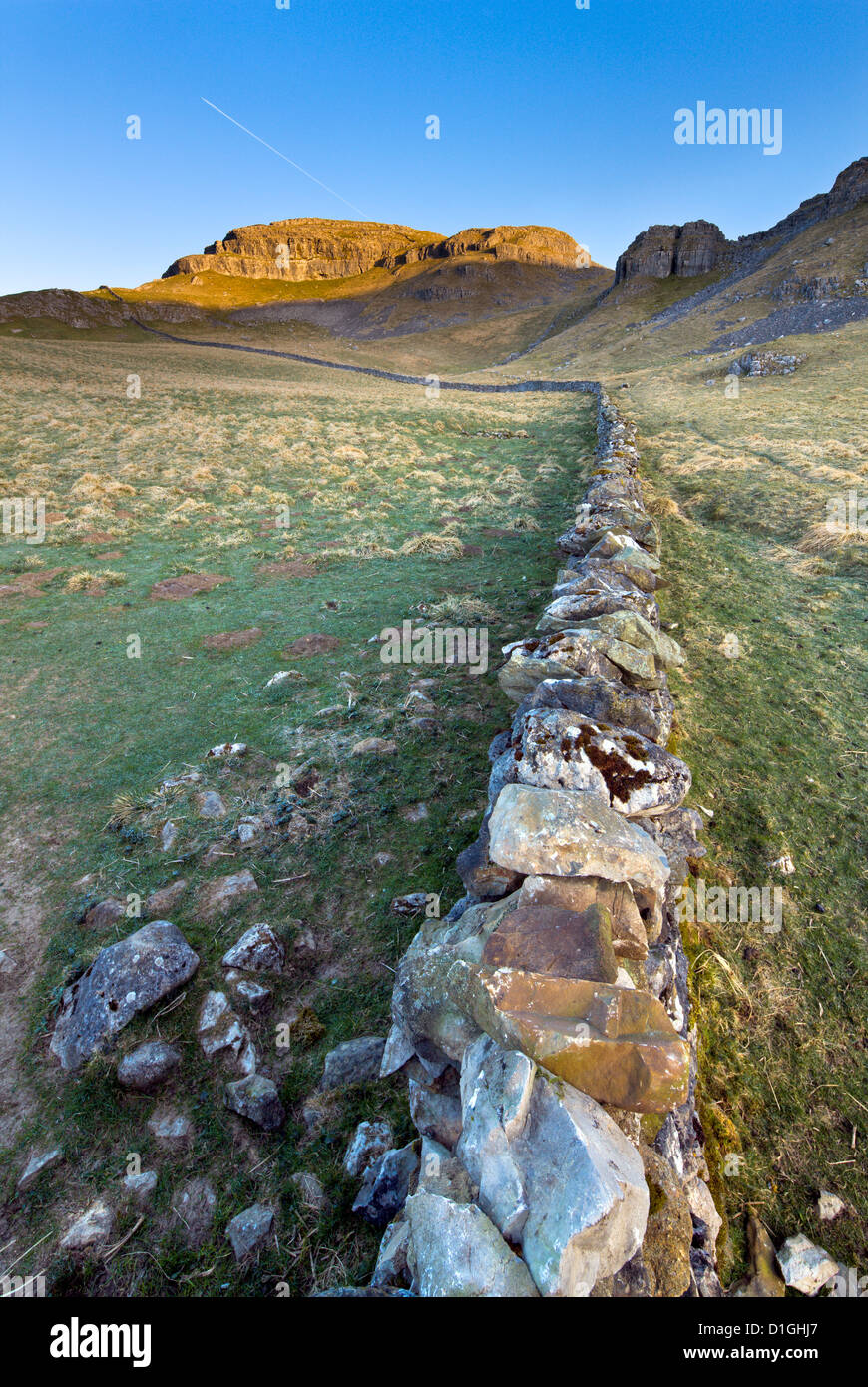 Parete stalattite sotto Attermire cicatrice al sunrise, Settle, North Yorkshire, Yorkshire, Inghilterra, Regno Unito, Europa Foto Stock