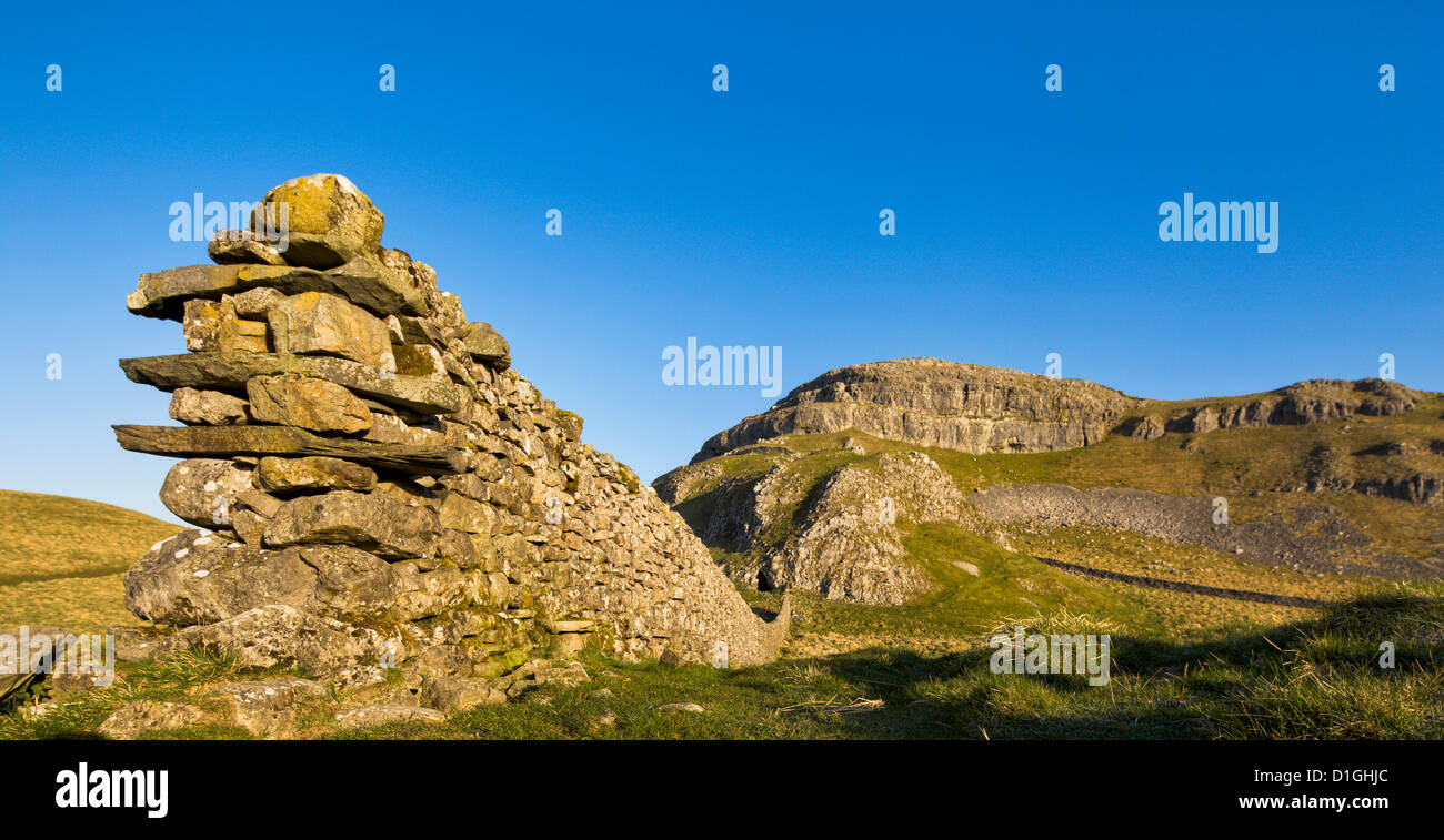 Parete stalattite sotto Attermire cicatrice al sunrise, Settle, North Yorkshire, Yorkshire, Inghilterra, Regno Unito, Europa Foto Stock