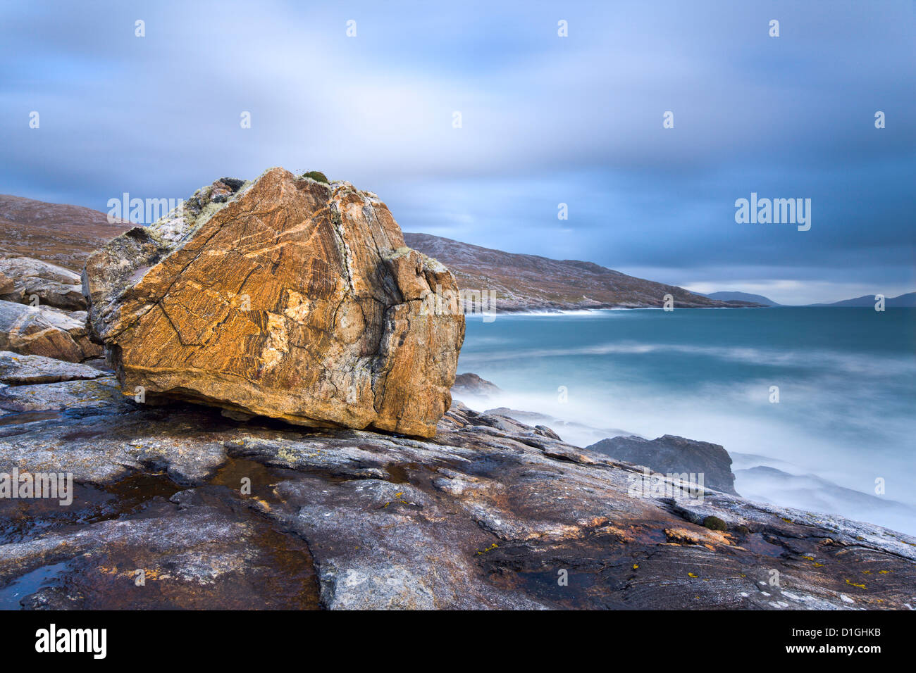 Giant Lewisian gneiss rock a Mealista sulla costa sud occidentale di Lewis, isola di Lewis, Ebridi Esterne, Scozia Foto Stock