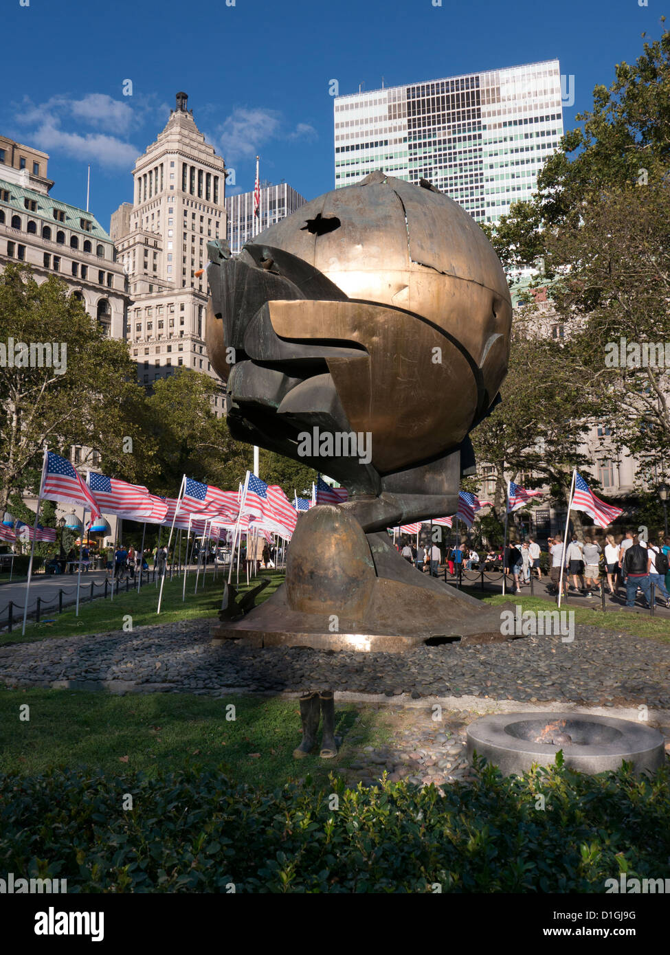 La sfera in Battery Park Lower Manhattan New York City negli Stati Uniti. Un modo un po' ammaccato scultura di Fritz Koenig Foto Stock