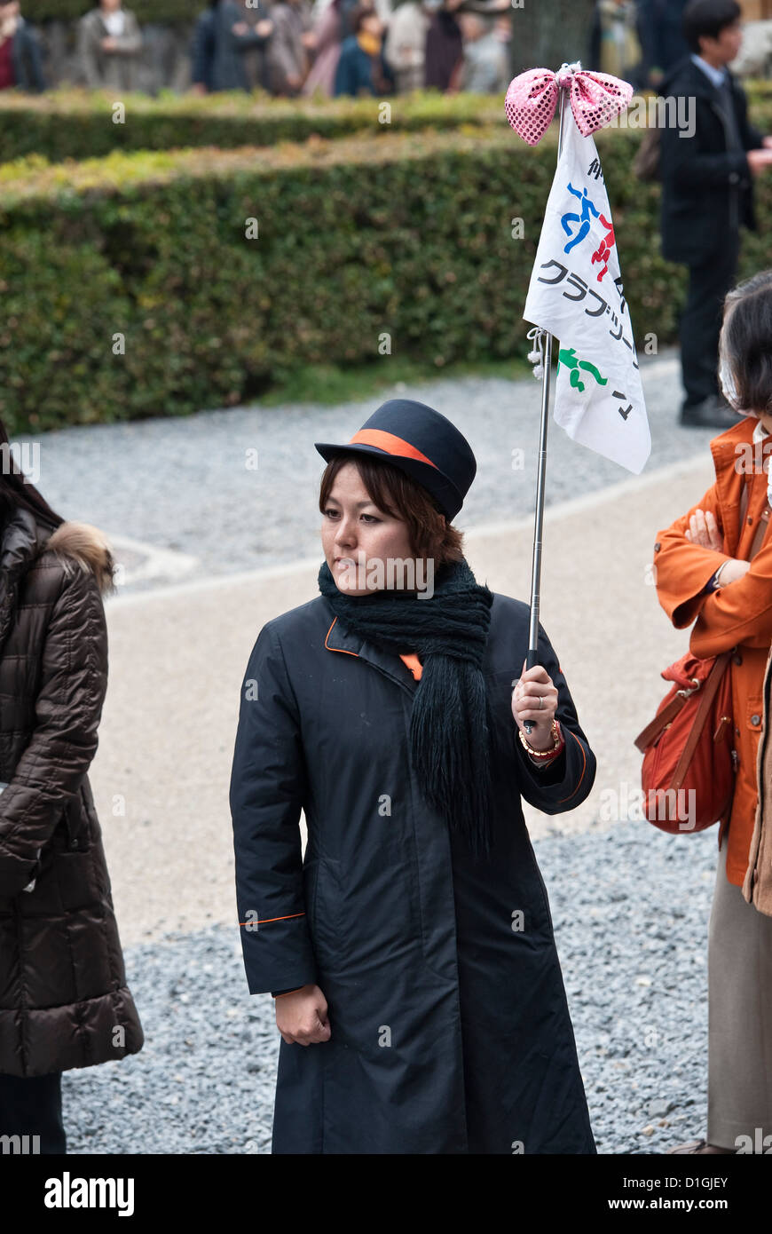 Una guida turistica femminile conduce un gruppo turistico che visita Tofuku-ji, Kyoto, Giappone, un luogo famoso e popolare per ammirare il fogliame autunnale, o koyo Foto Stock