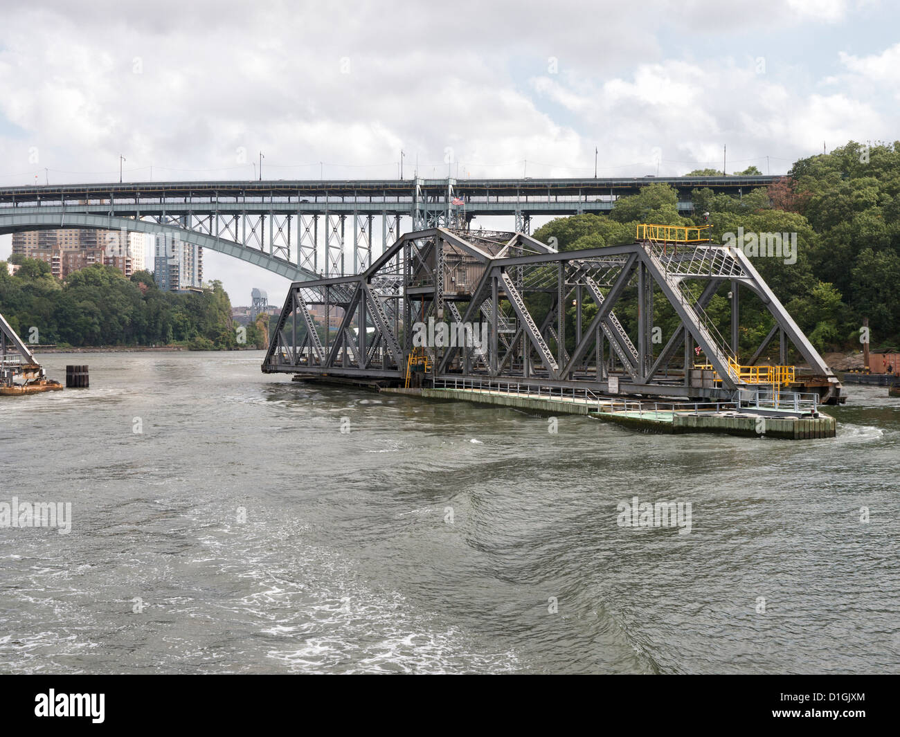 Il Spuyten Duyvil ponte ferroviario un ponte girevole che porta l'impero Amtrak corridoio linea attraverso il Fiume Harlem Foto Stock
