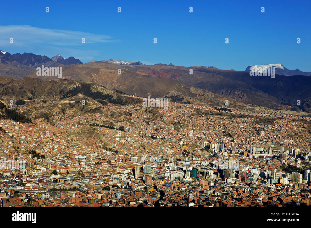 Vista sopra la città di La Paz con il Monte Illimani in background, Bolivia, Sud America Foto Stock