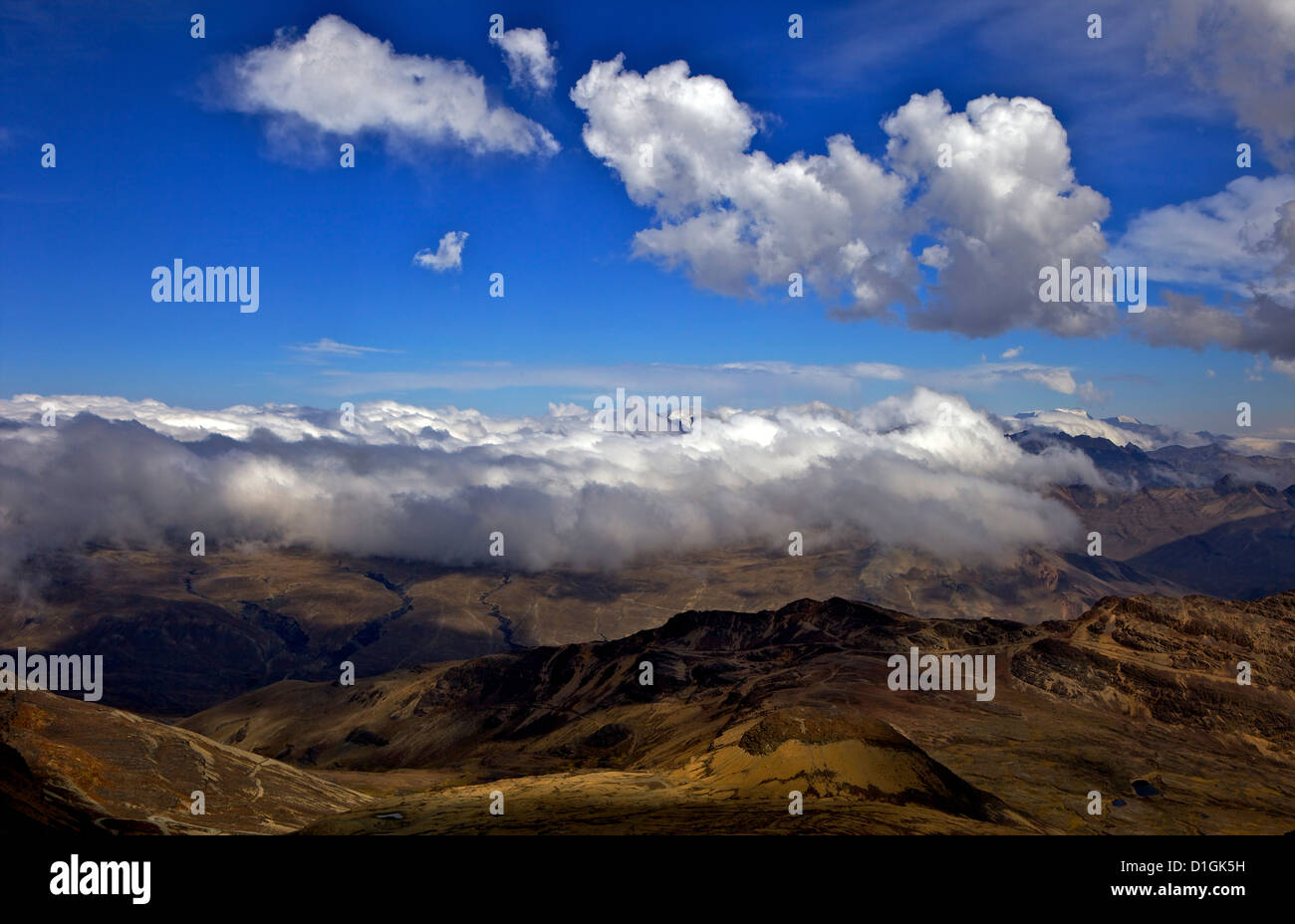 Vista dal Monte Chacaltaya stazione, altiplano in distanza, Calahuyo vicino a La Paz, Bolivia, Ande, Sud America Foto Stock