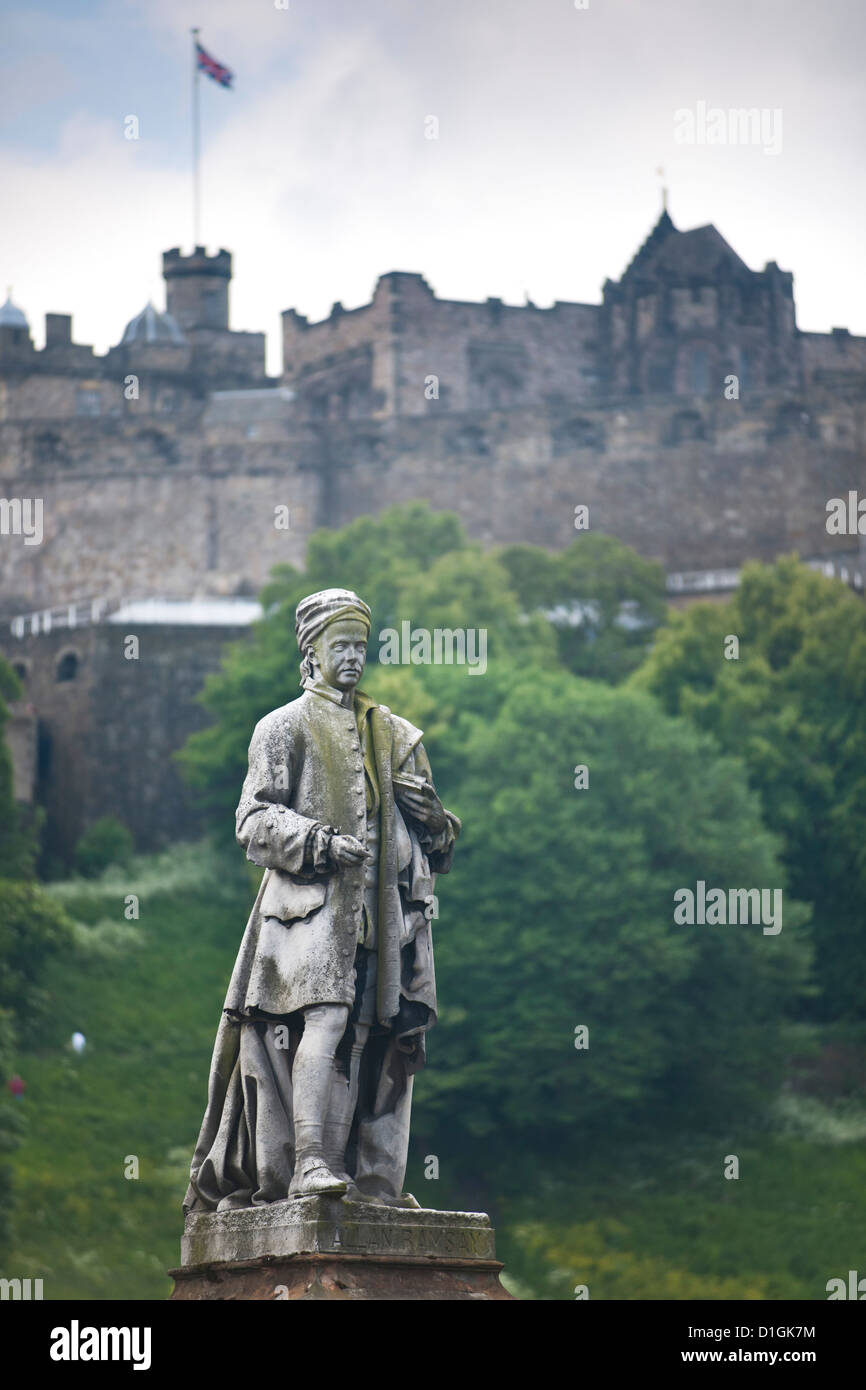Statua di Allan Ramsay con il Castello di Edimburgo in distanza, Edimburgo, Scozia, Regno Unito, Europa Foto Stock