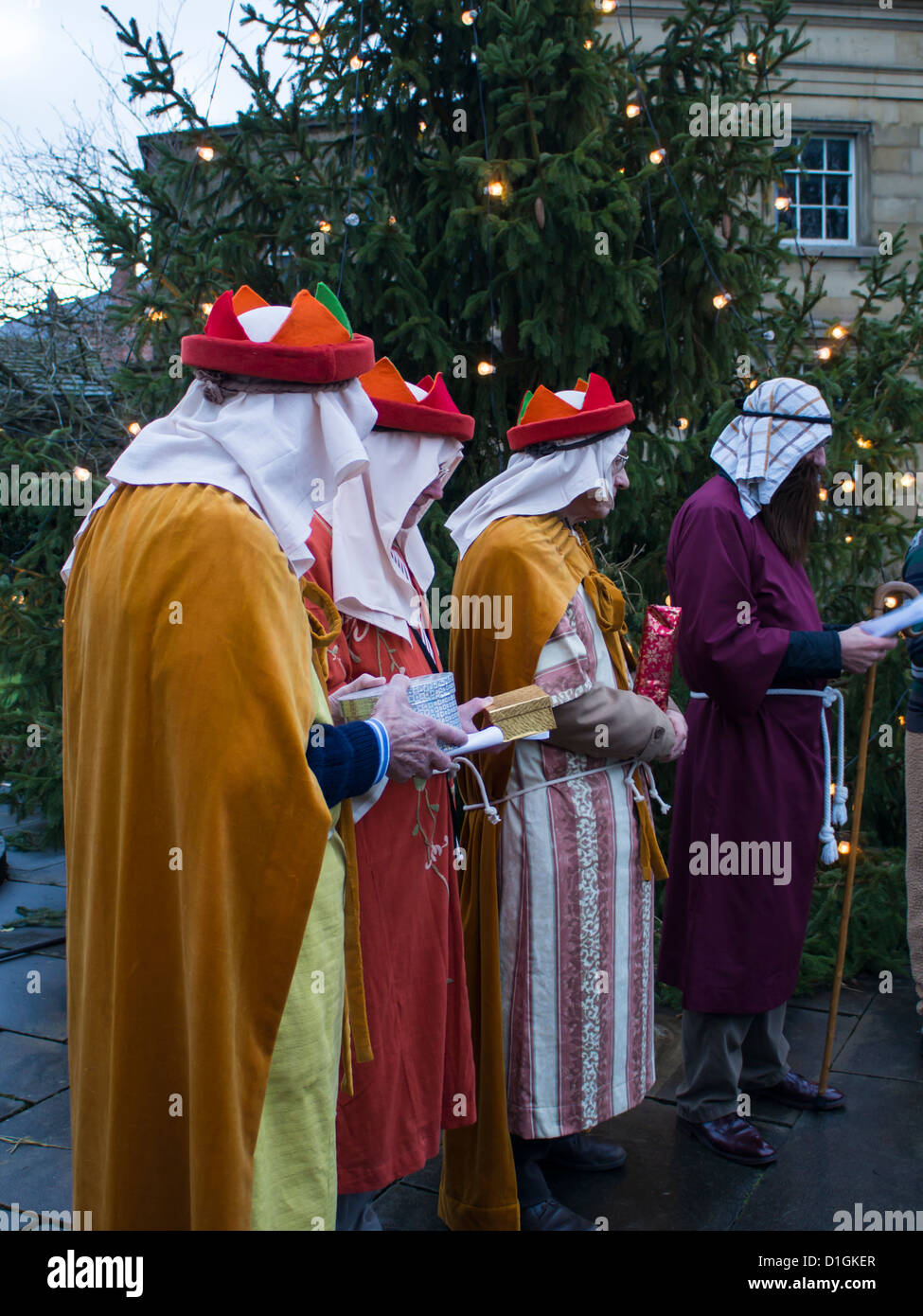 La gente vestita come tre saggi nella Natività carol servizio durante il Natale in Bakewell Derbyshire Inghilterra Foto Stock