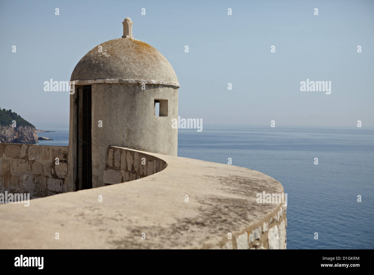 Un posto di vedetta fortificazione con una vista del Mare Adriatico, sulla parete della città, Dubrovnik, Croazia, Europa Foto Stock