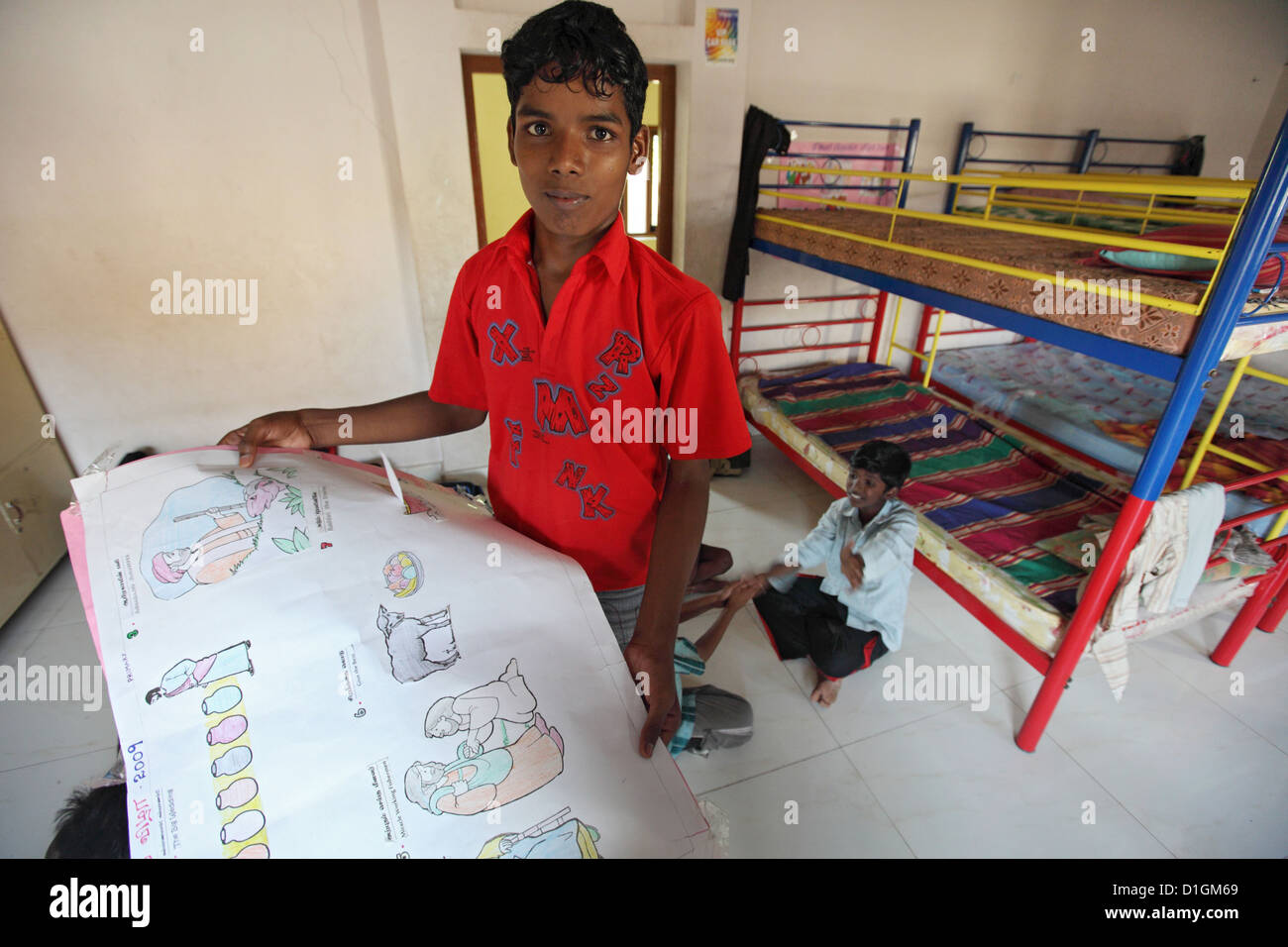 Chennai, India, ragazzo in un orfanotrofio cristiano mostra dei disegni Foto Stock