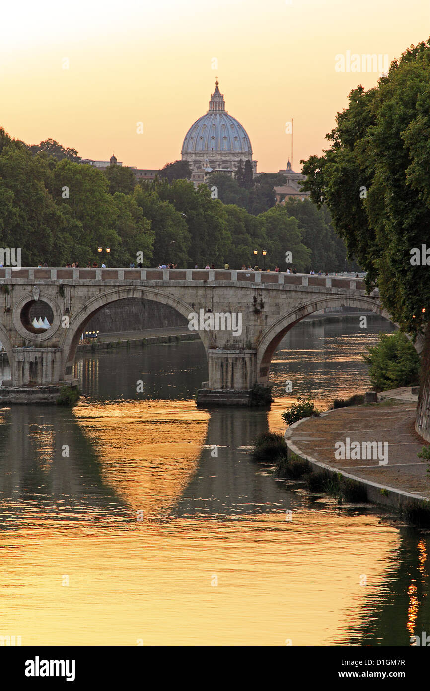 Tramonto sul Tevere, il fiume di Roma, e si tratta di ponti con San Pietro in background Foto Stock