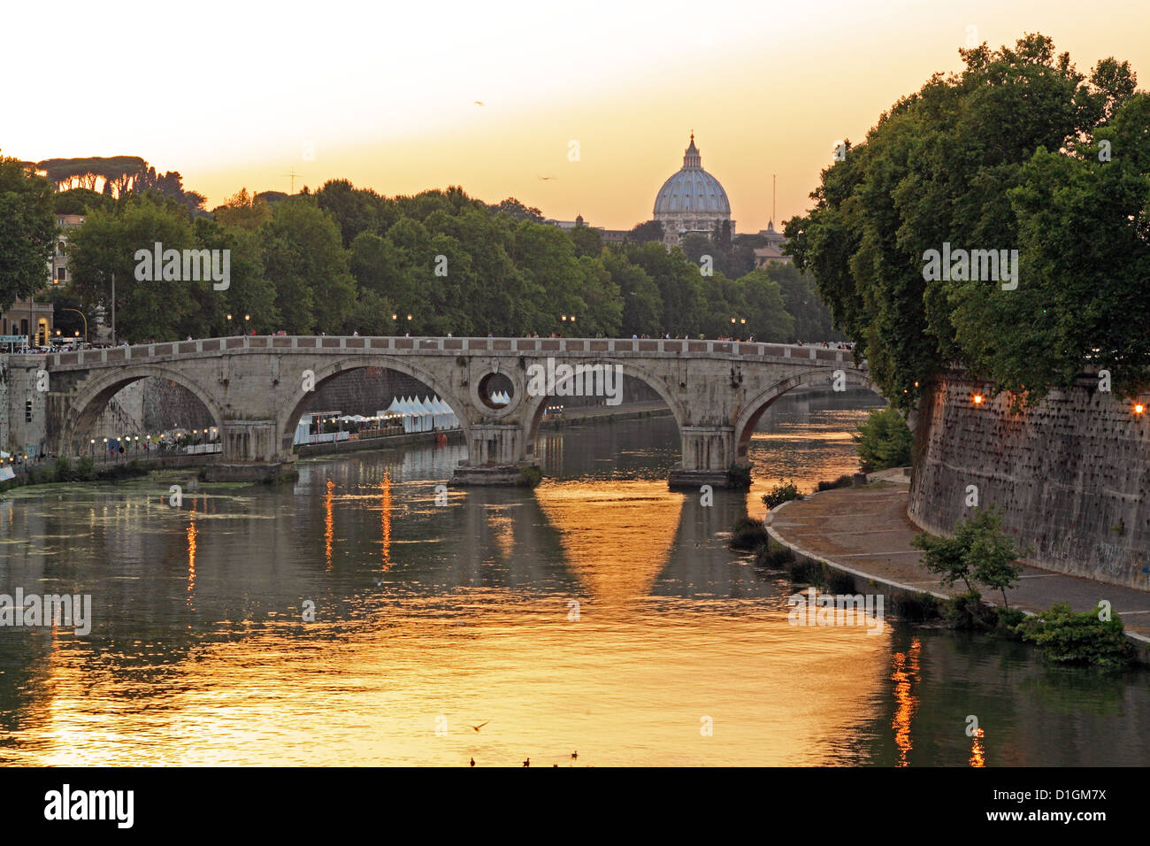 Tramonto sul Tevere, il fiume di Roma, e si tratta di ponti con San Pietro in background Foto Stock